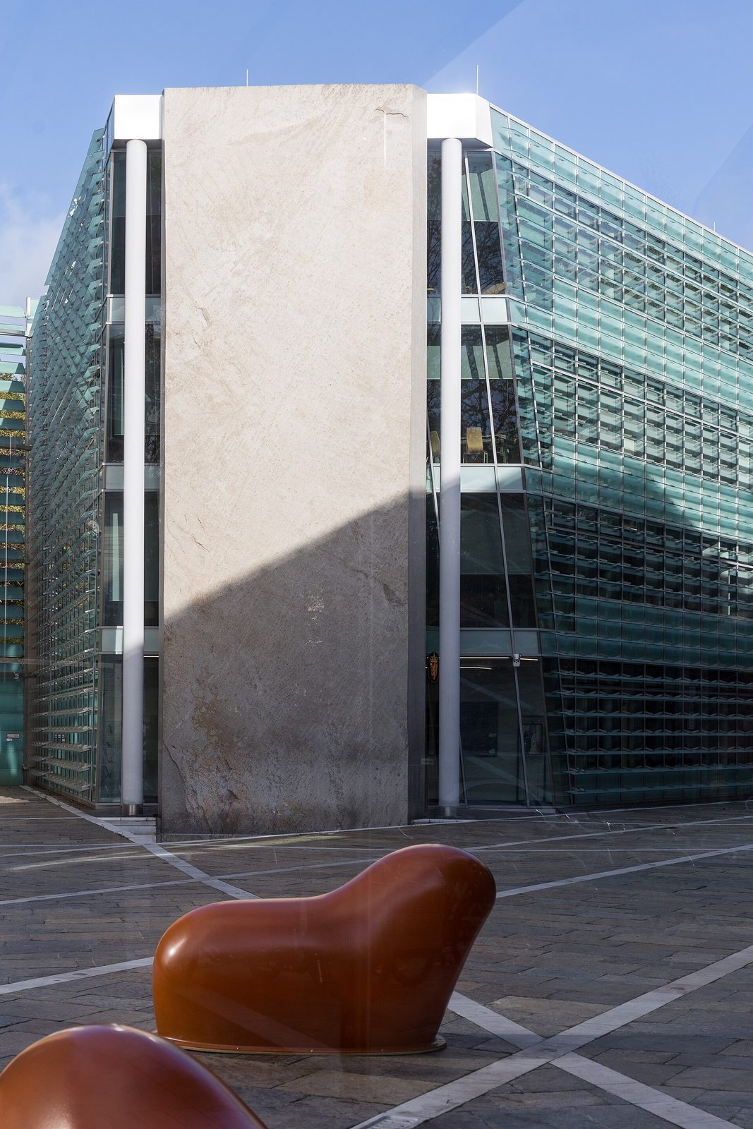 Den norske ambassaden i Berlin sett gjennom glassfasaden i ambassadekomplekset