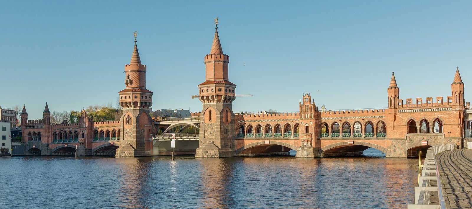 Oberbaumbrücke i lavt kveldslys, med Spree og byen bak i vidvinkel