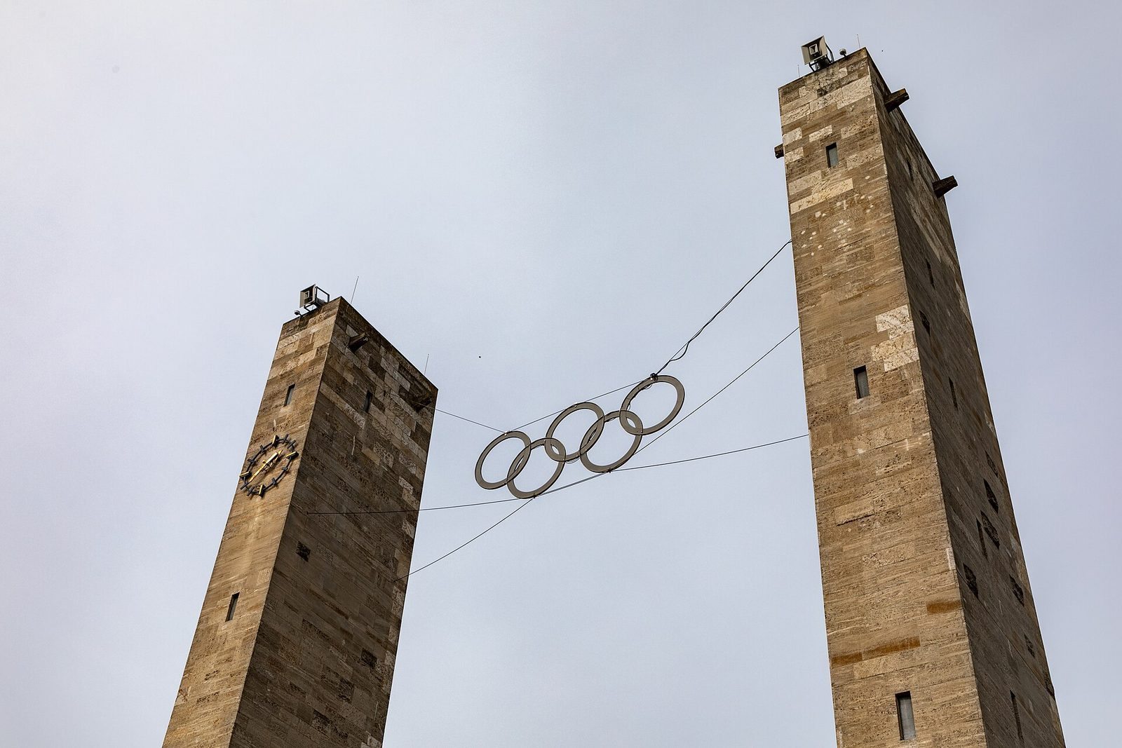 Steintarnene ved Olympiastadion med de olympiske ringene mellom seg, bygget til OL i 1936