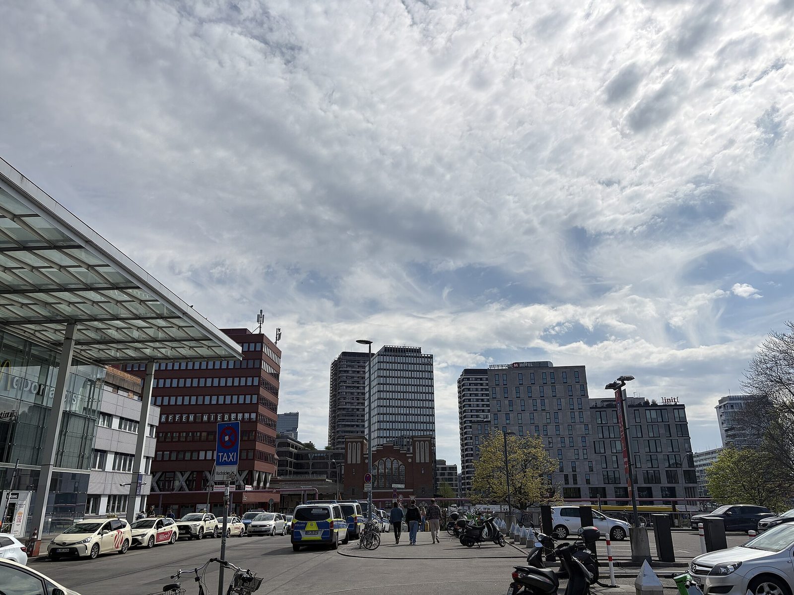 Forplassen foran Berlin Ostbahnhof med drosjeholdeplass og hotellbygg i bakgrunnen