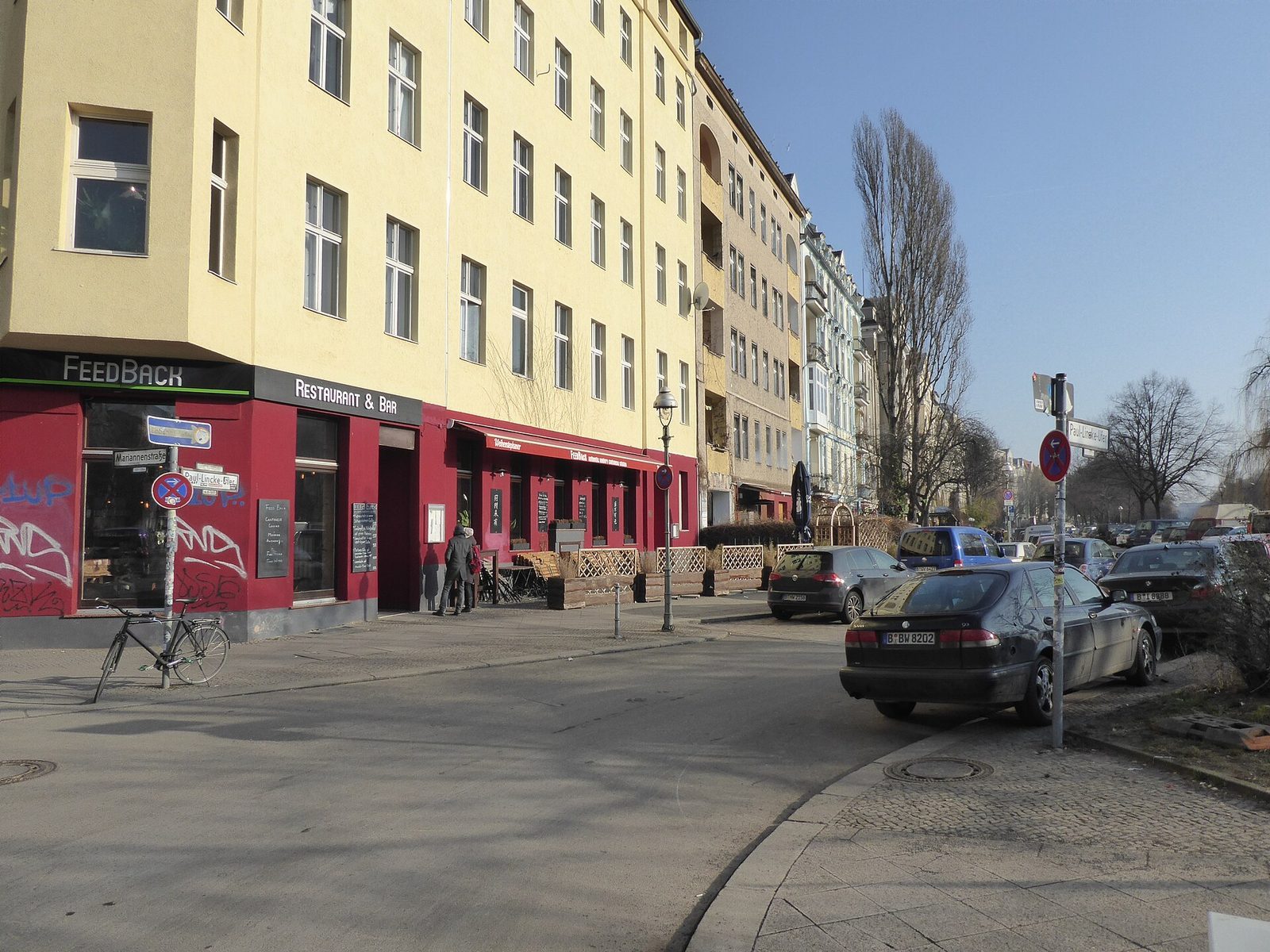 Gatehjørne ved Paul-Lincke-Ufer i Kreuzberg med kafé i første etasje av en altbau