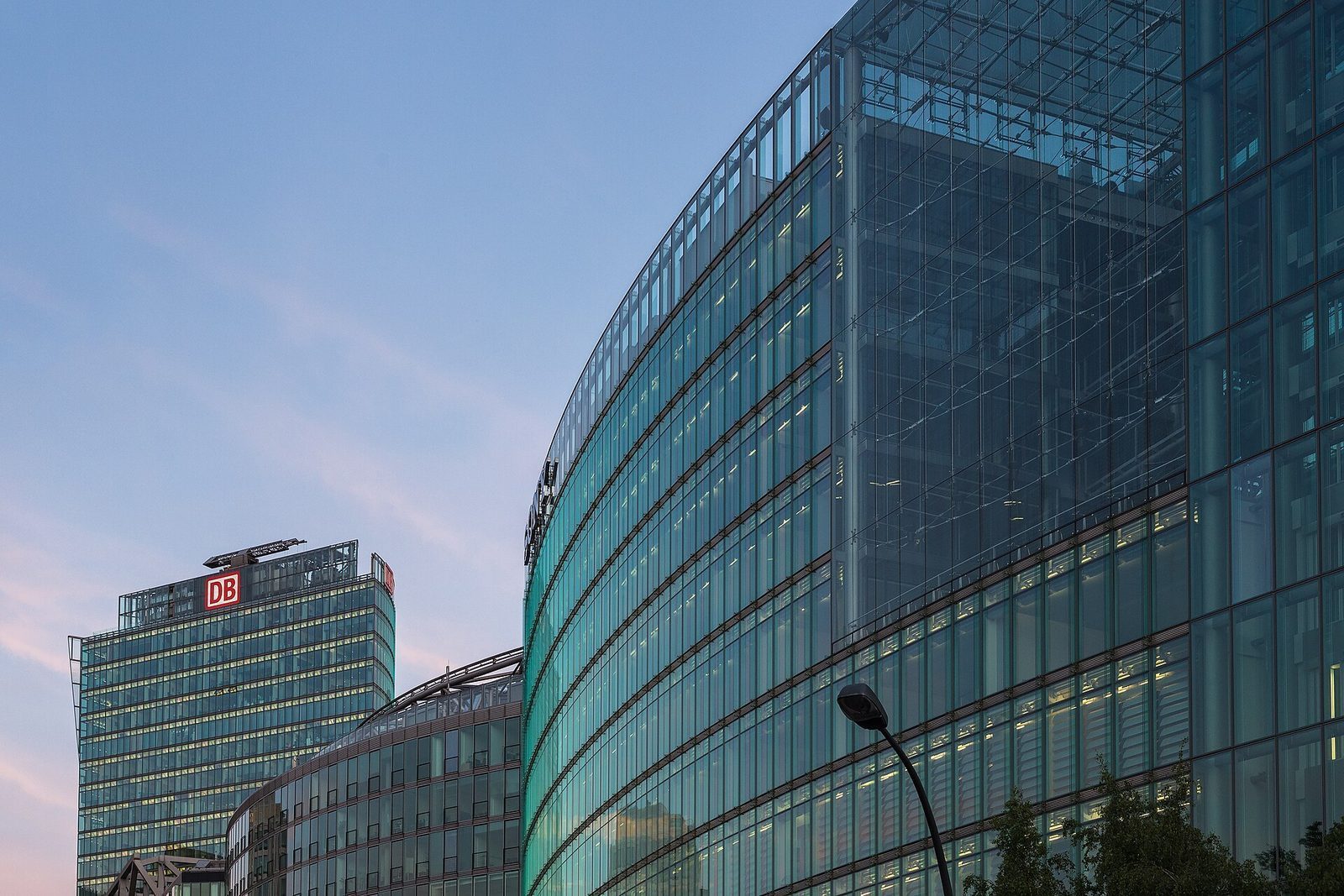 Glassfasadene på Sony Center ved Potsdamer Platz i kveldslys, med DB-tårnet bak til venstre