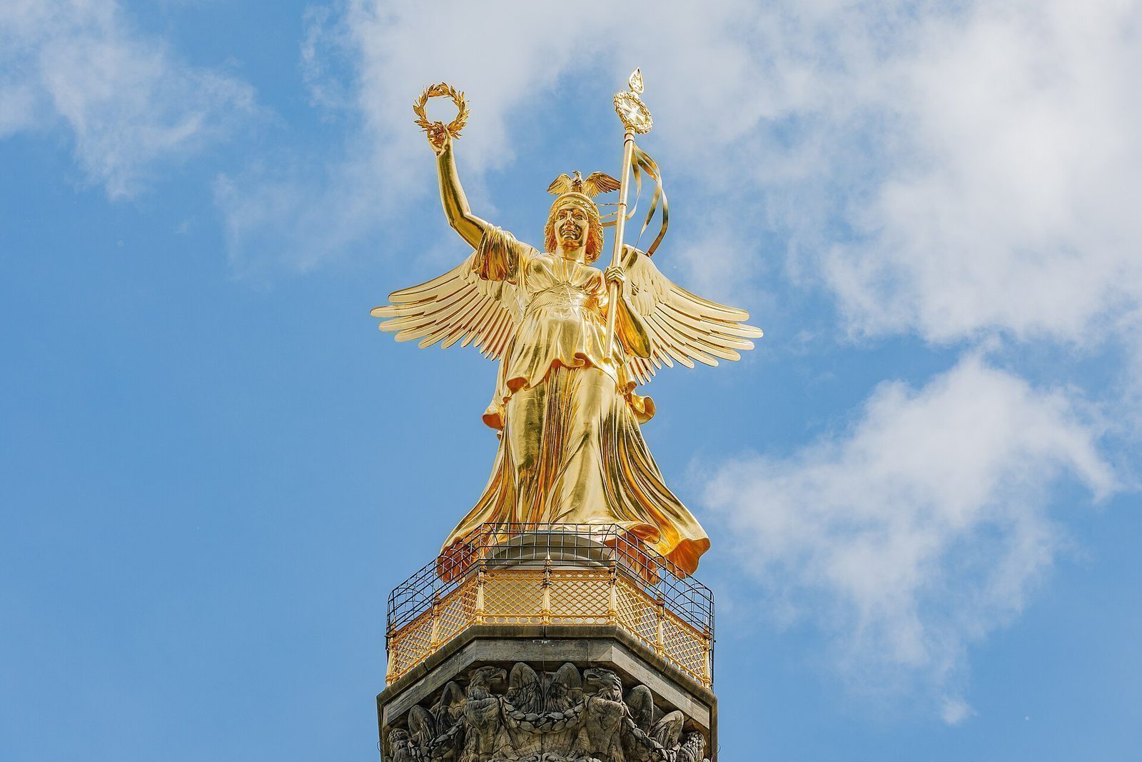 Den forgylte seiersgudinnen på toppen av Siegessäule mot blå himmel