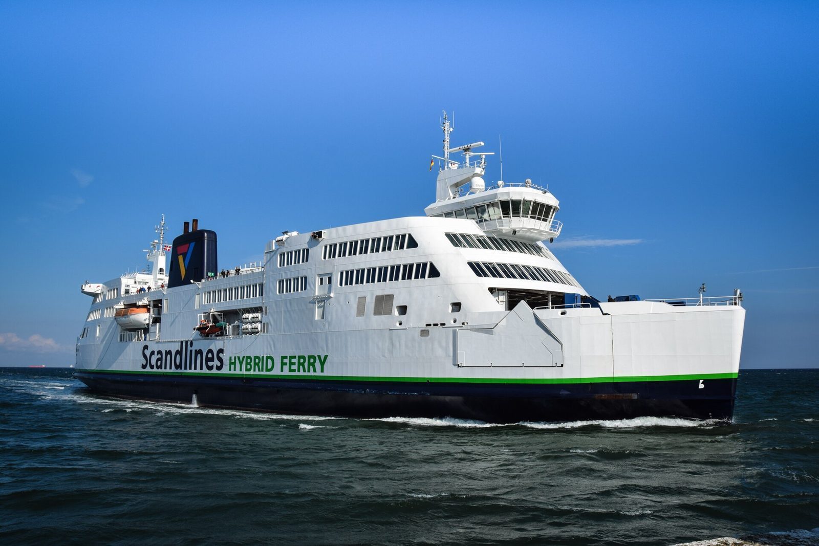 Scandlines-hybridferje på blått hav under klar himmel