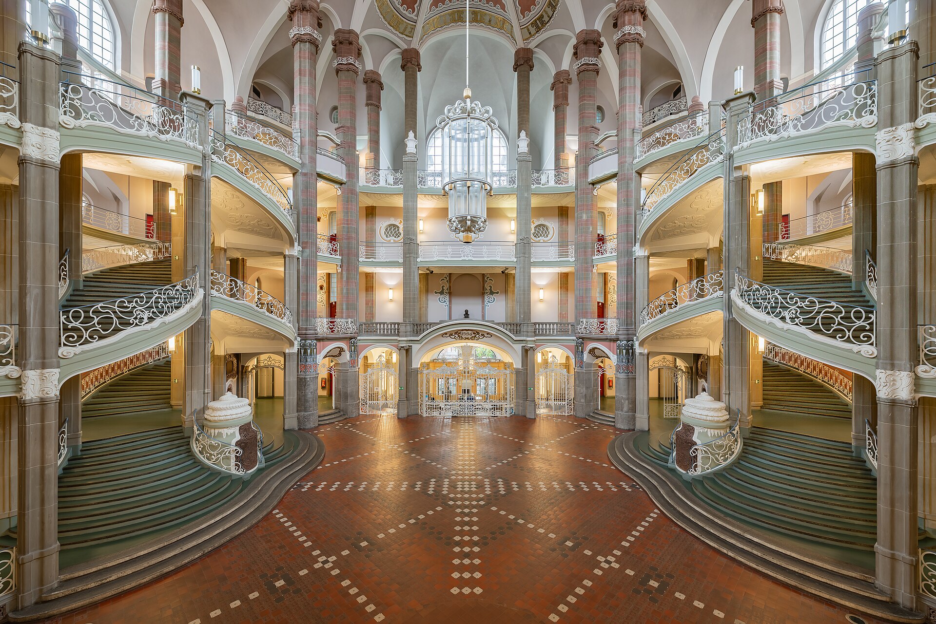 Trappehallen i Amtsgericht Mitte med buegallerier i flere etasjer