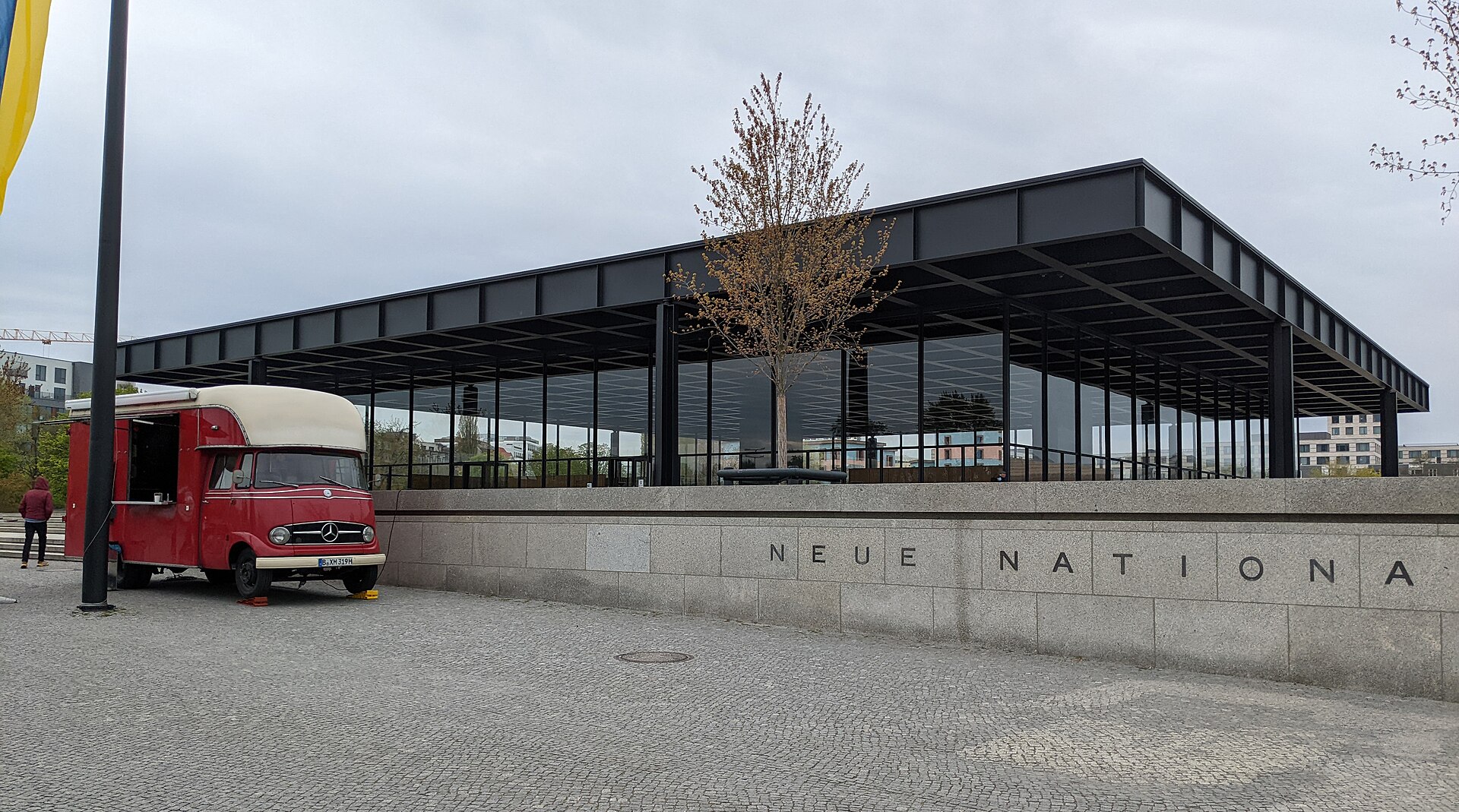 Neue Nationalgalerie med det flate ståltaket båret av åtte søyler