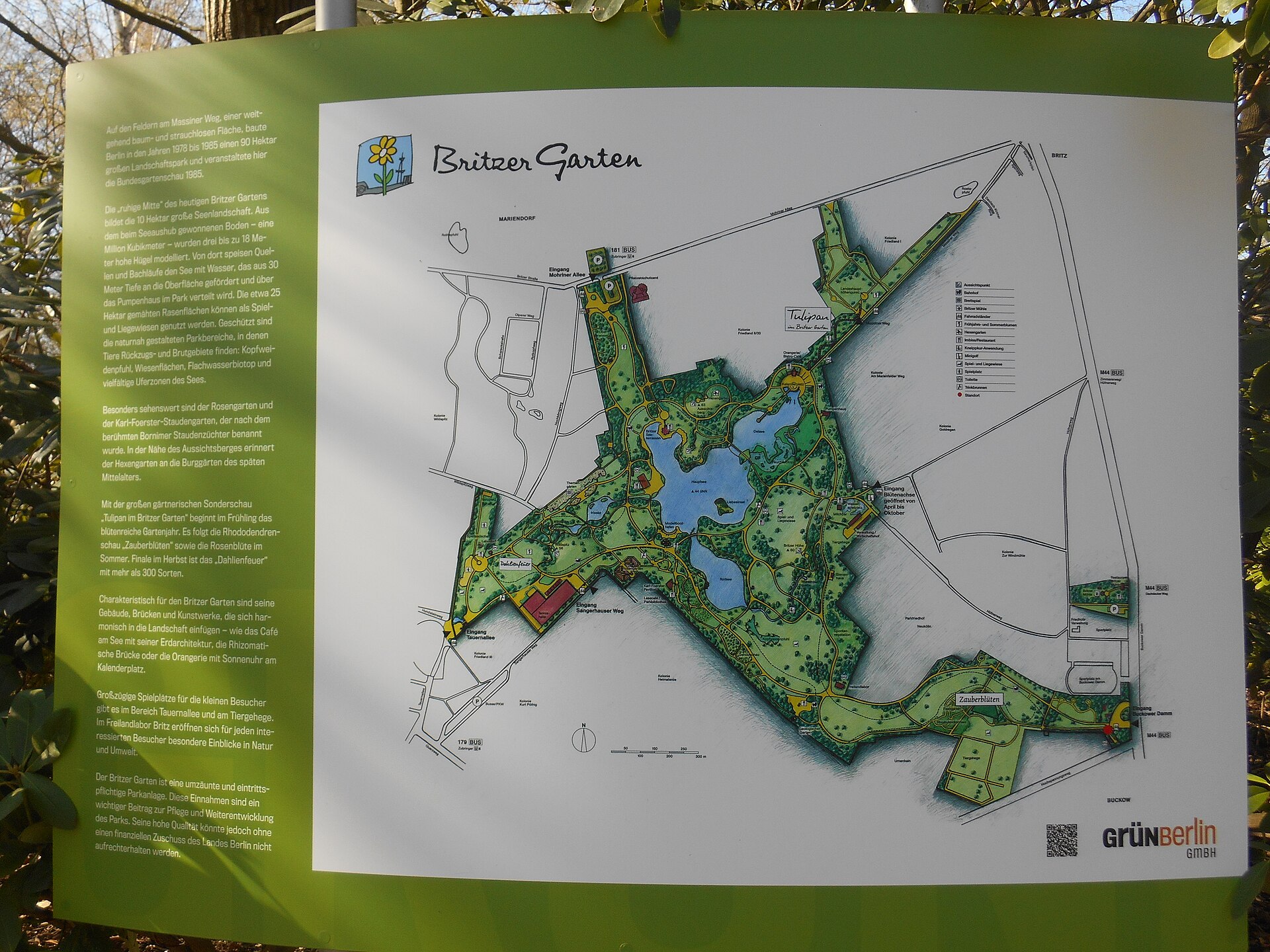 Informasjonstavle med kart over Britzer Garten ved en av inngangene