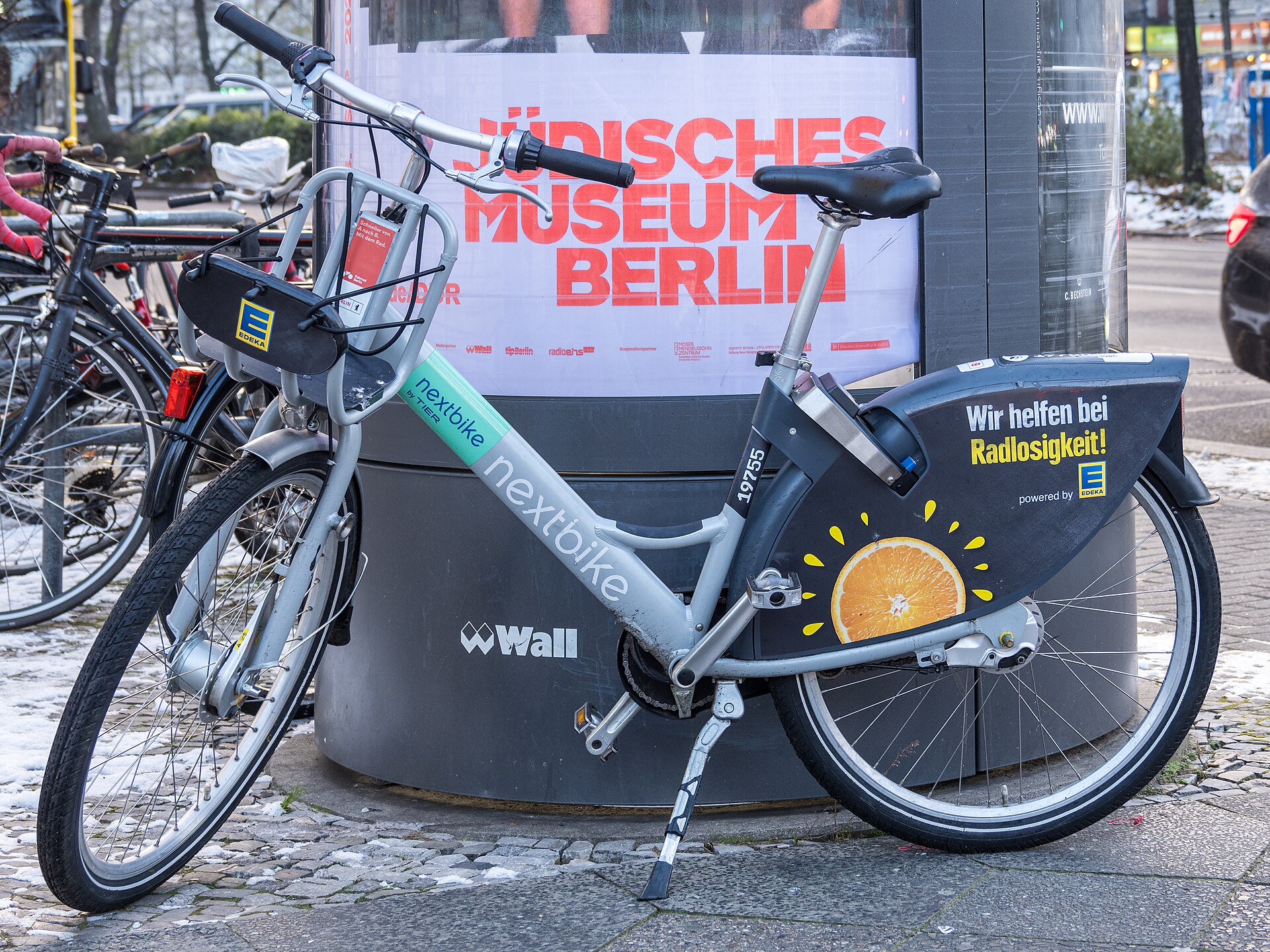 Nextbike-sykler parkert ved Jüdisches Museum Berlin