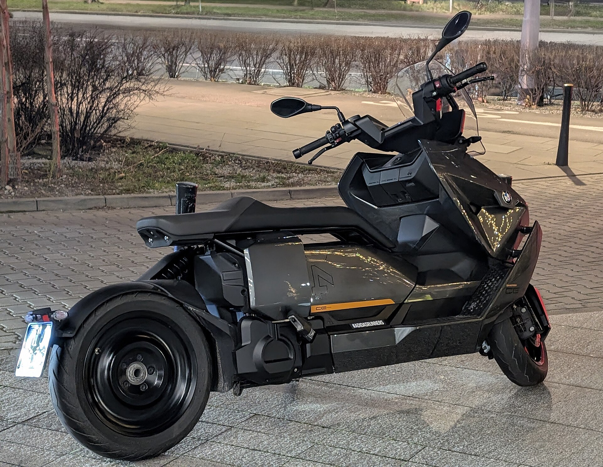 Elektrisk sparkesykkel parkert på et fortau