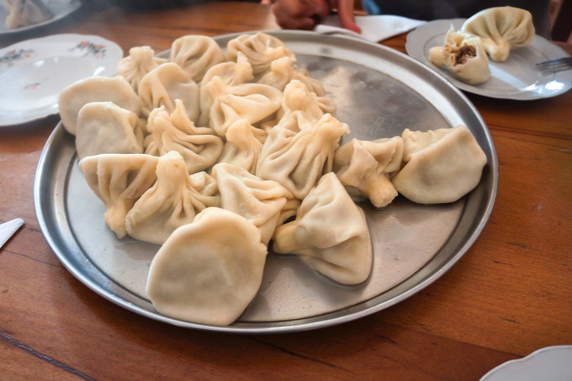 Khinkali-dumplings med knute på toppen, servert på et metallfat