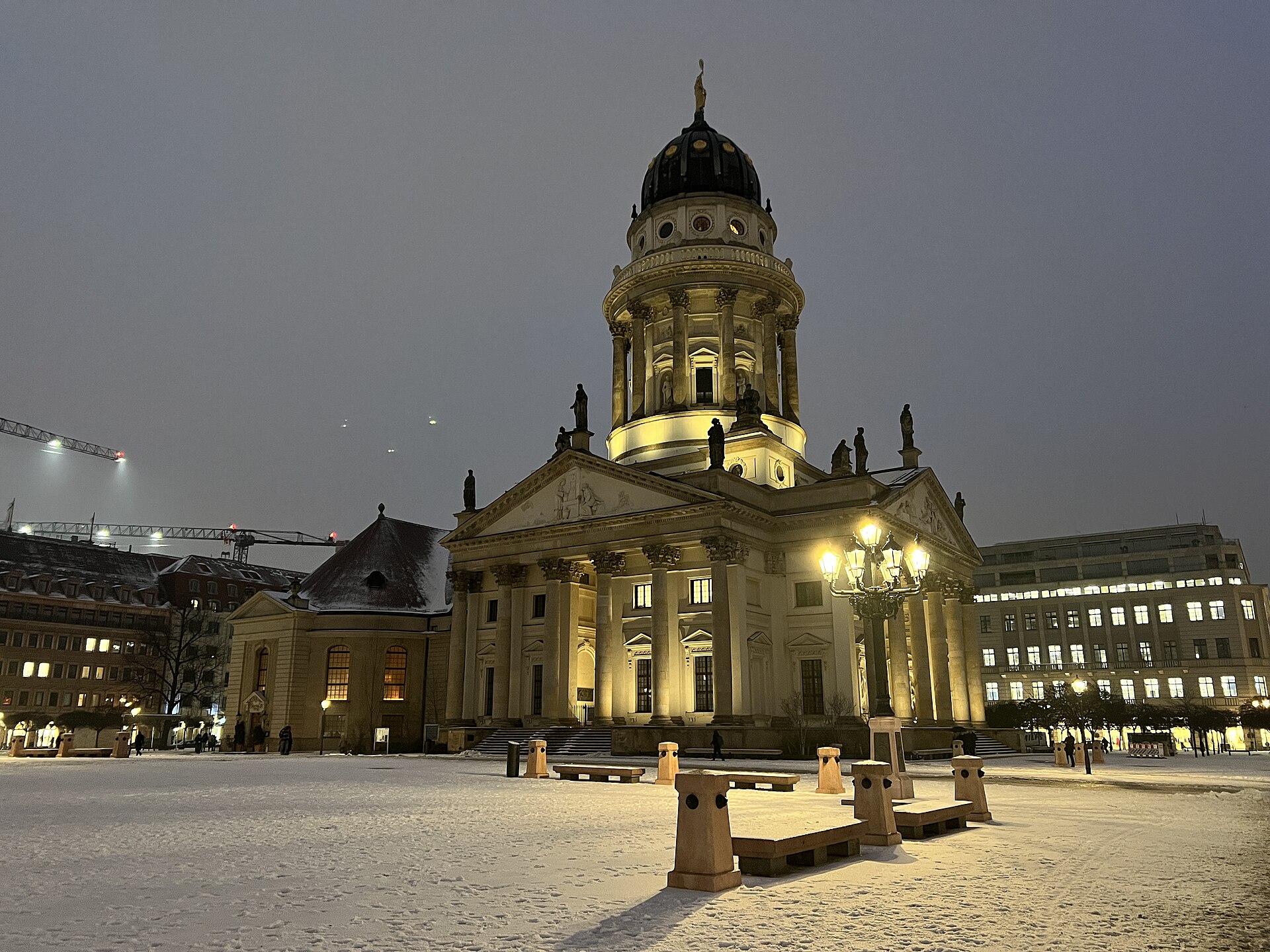 Französischer Dom opplyst om kvelden på Gendarmenmarkt