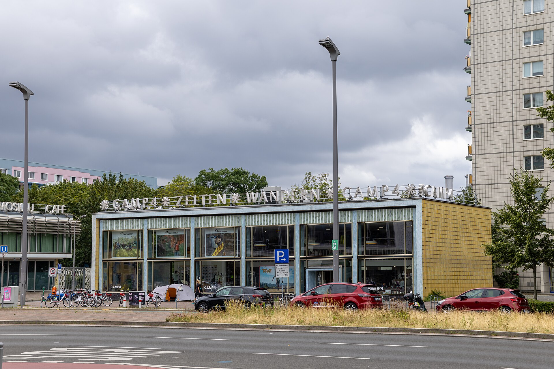 Lav paviljongbygning med store glassflater langs Karl-Marx-Allee