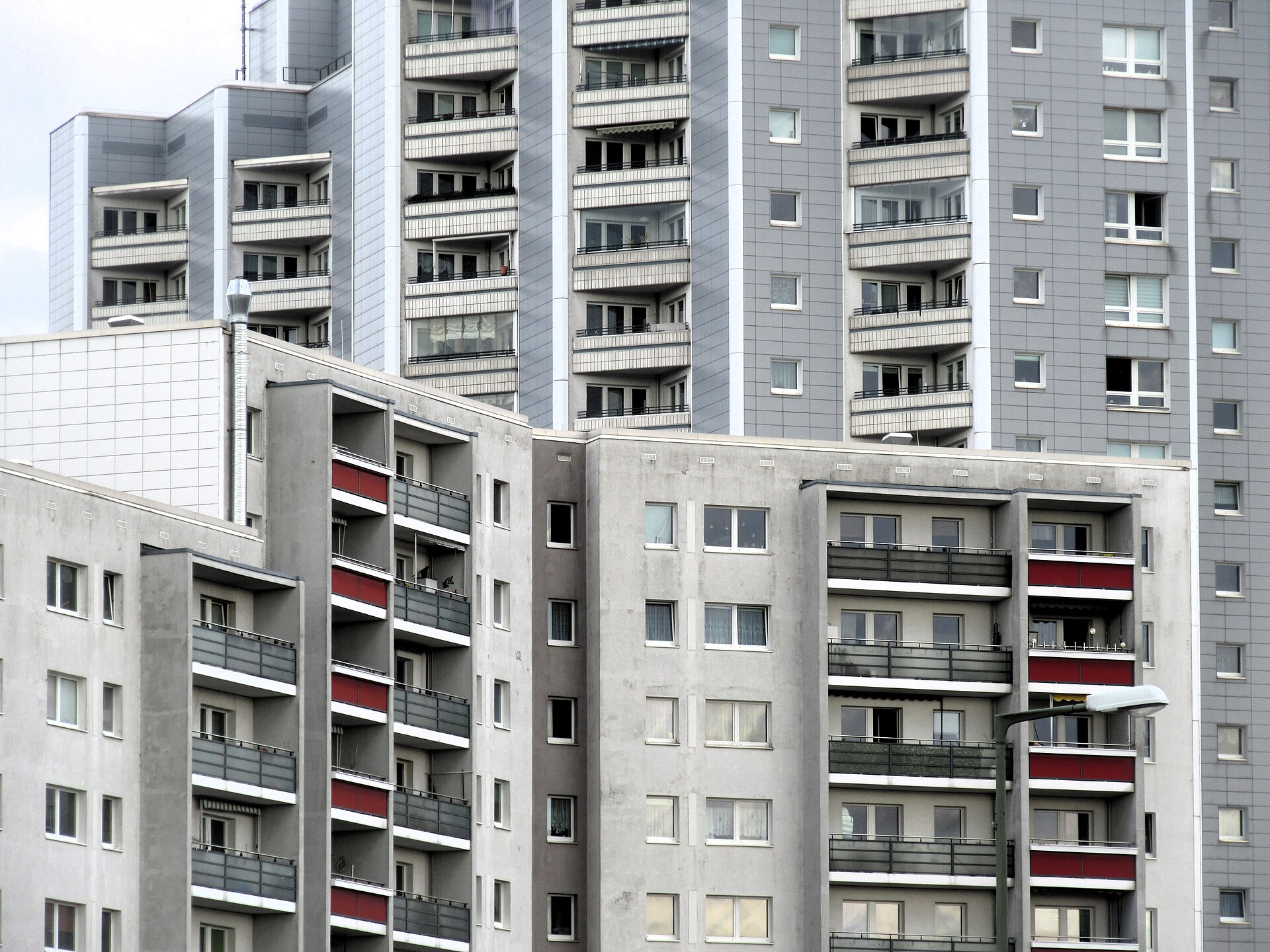 Prefabrikkerte boligblokker i Marzahn med balkonger i rødt og hvitt
