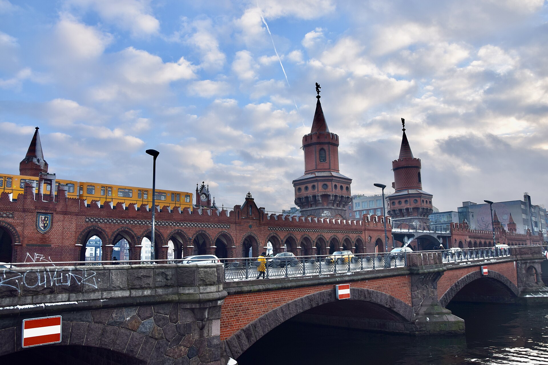 Oberbaumbrücke fra gateplan, med U-banesporet i etasjen over veibanen