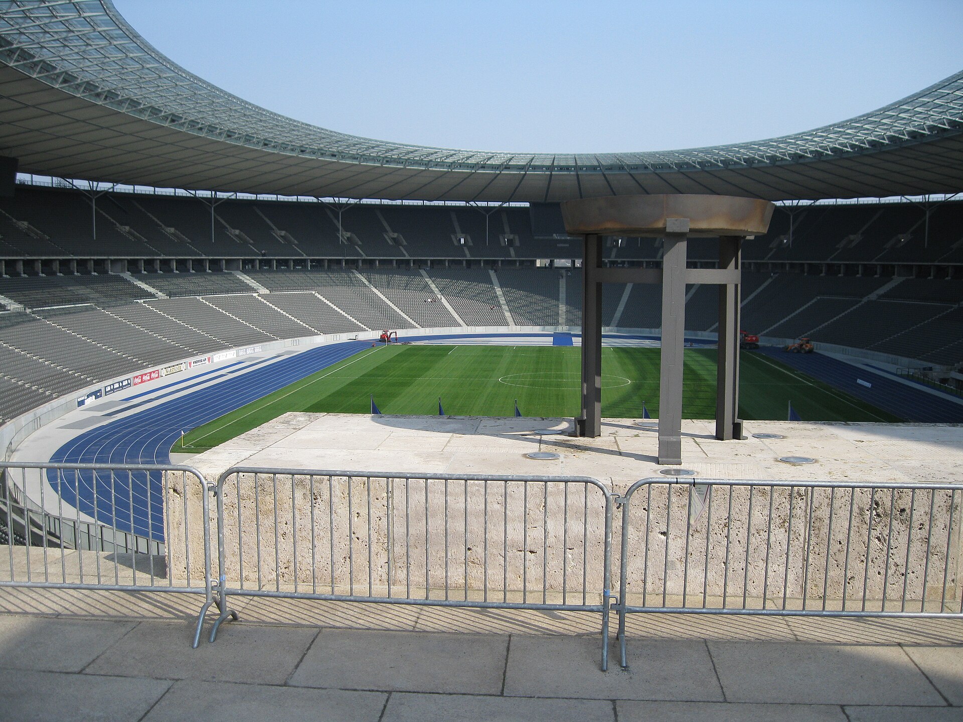 Olympiastadion i dag, med den blå løpebanen og de tomme tribunene
