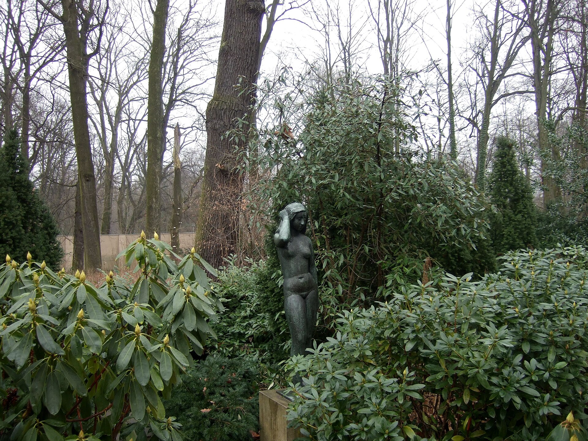 Skulptur mellom rhododendron i slottsparken ved Schloss Schönhausen