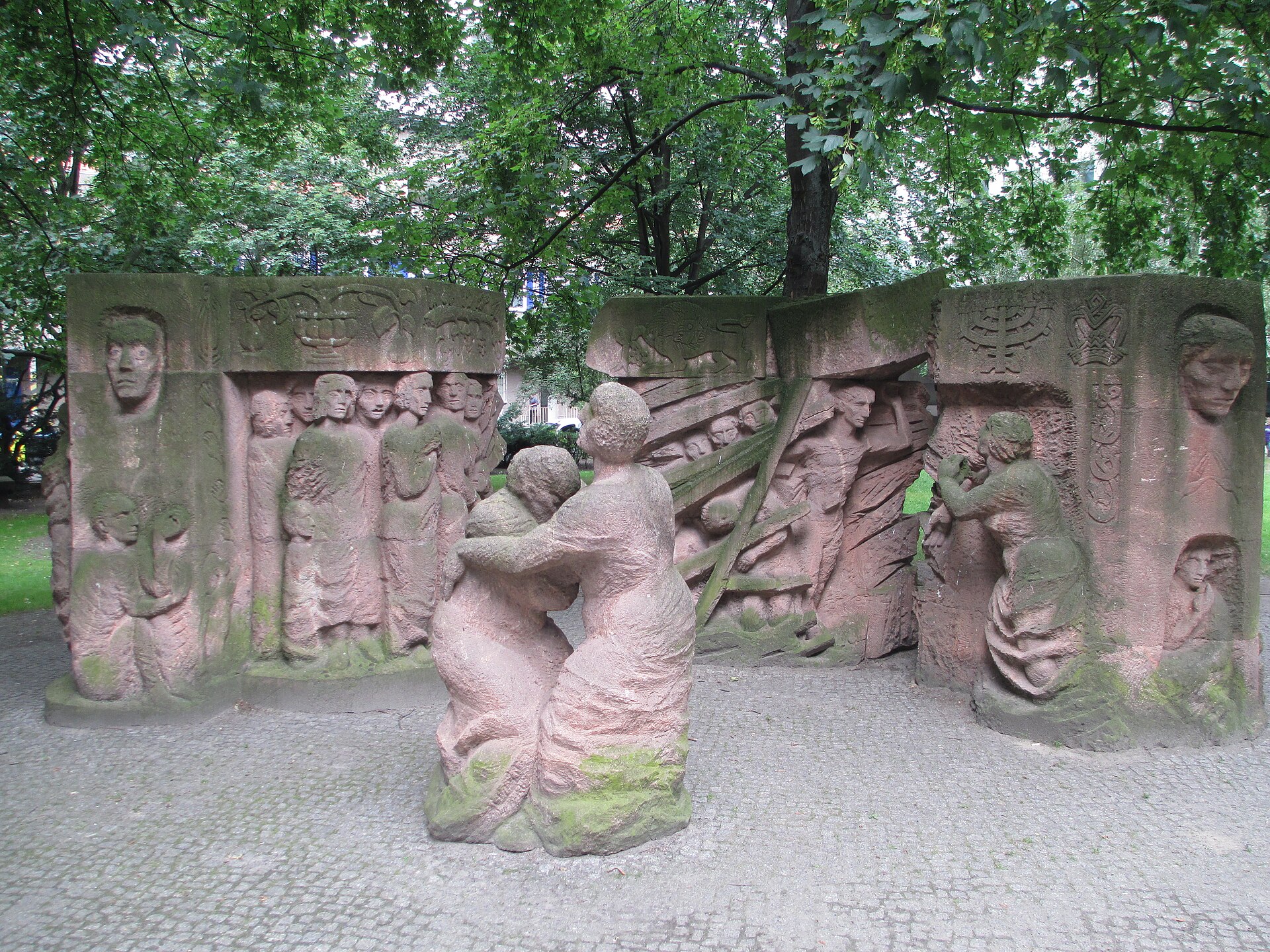 Skulpturgruppen «Block der Frauen» i rød sandstein i Rosenstraße