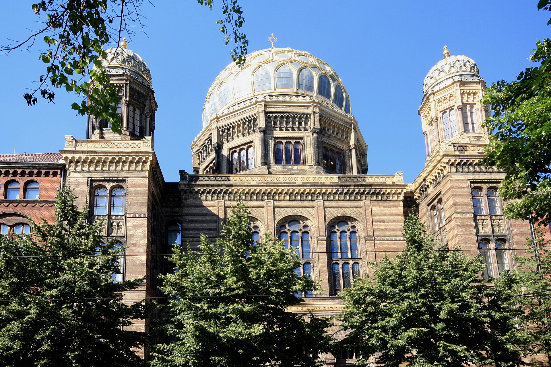 Den forgylte kuppelen på Neue Synagoge over takene i Mitte