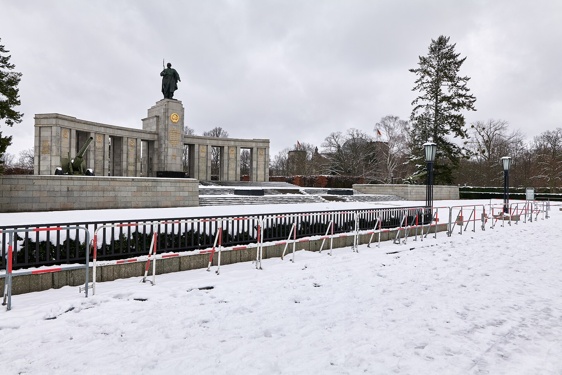 Det sovjetiske minnesmerket i Tiergarten en vinterdag med snø på bakken