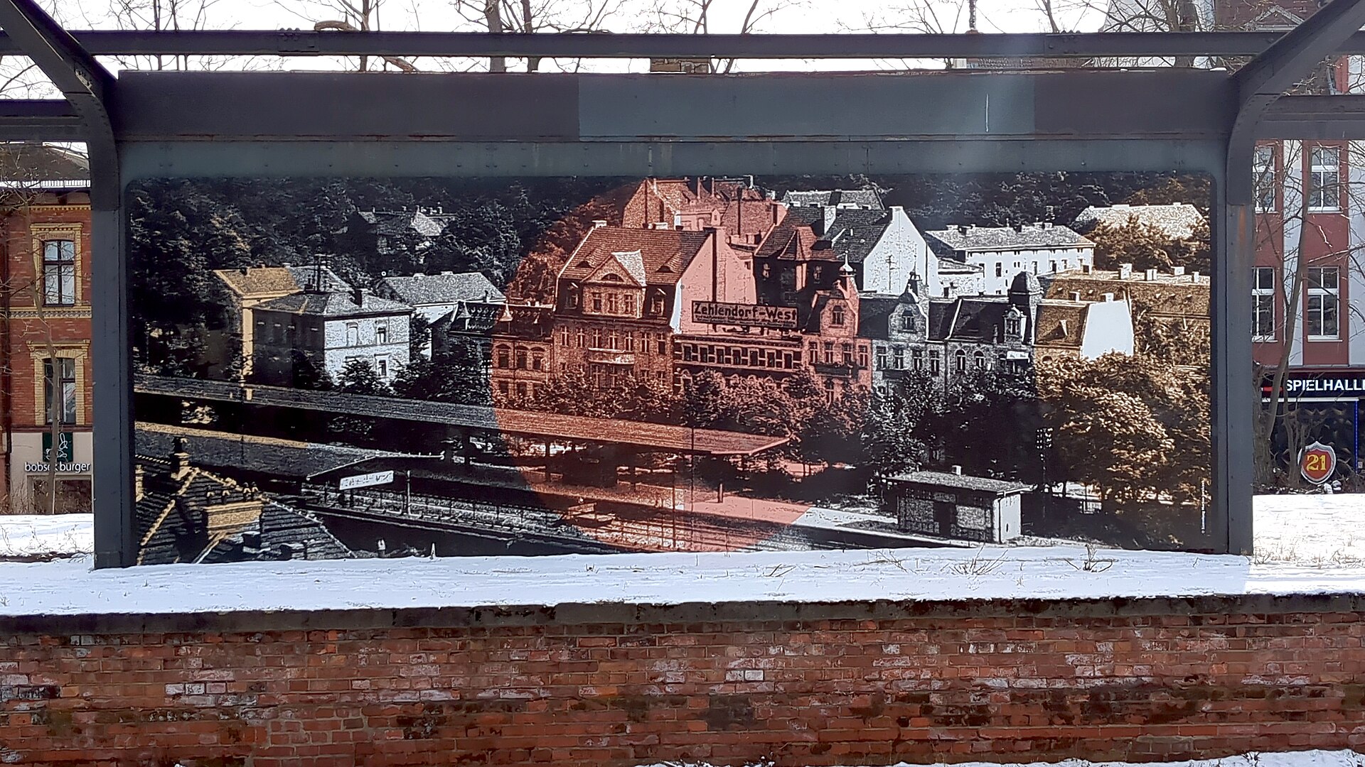 Historisk fotomontasje på veggen ved S-Bahnhof Zehlendorf
