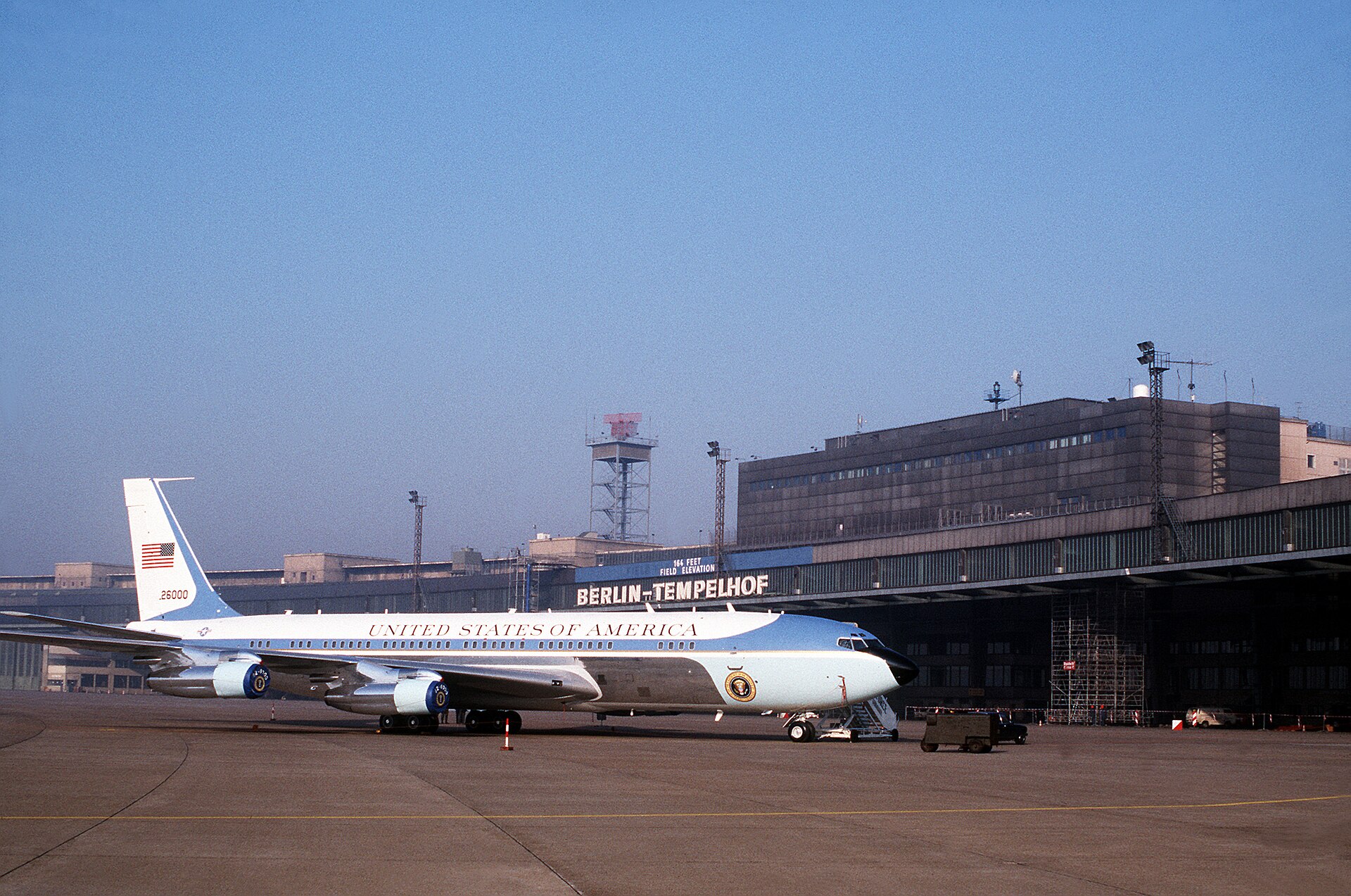 Air Force One på bakken foran terminalen på Tempelhof i 1987