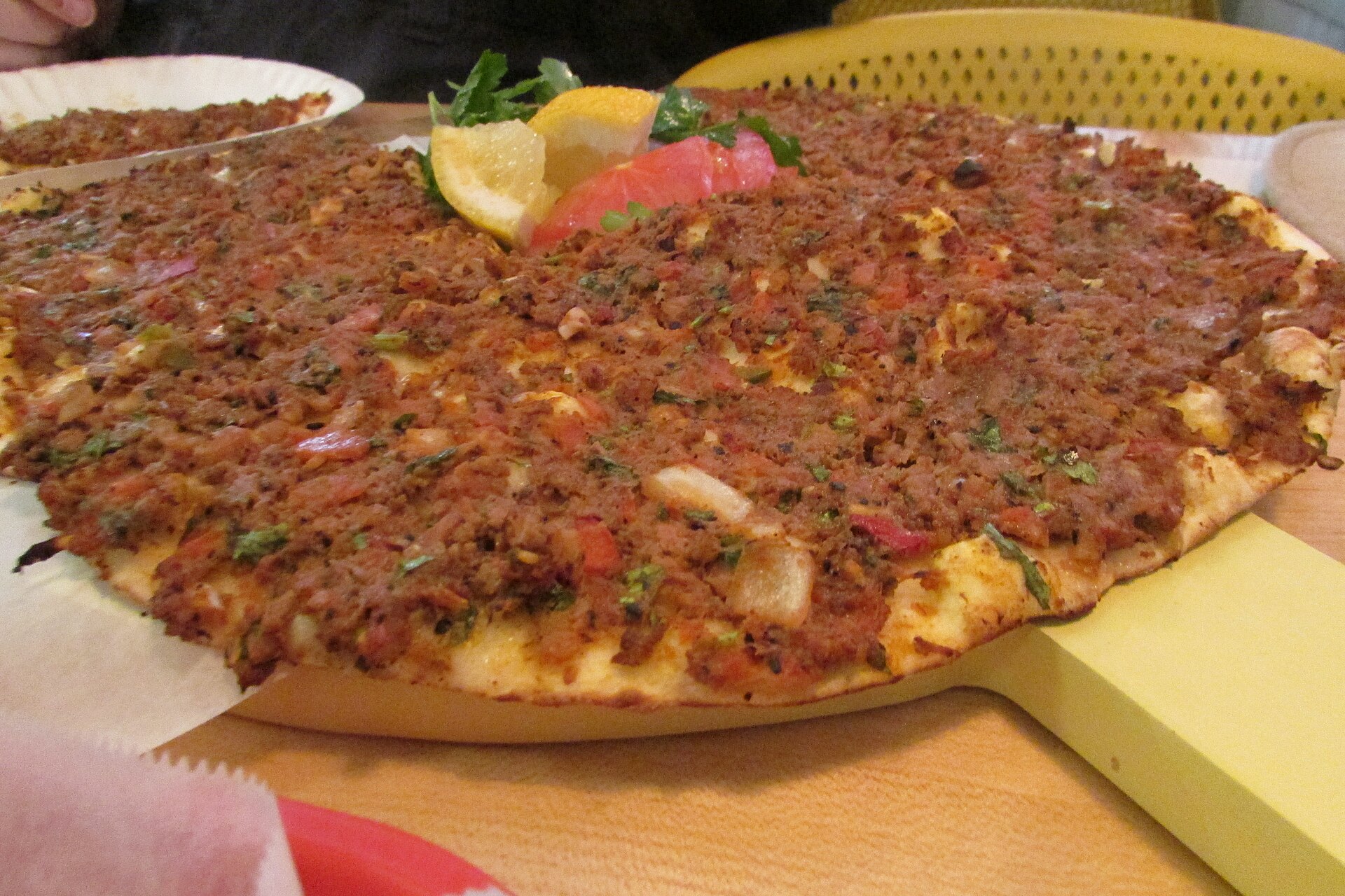 Lahmacun servert med sitronbåt på en tallerken