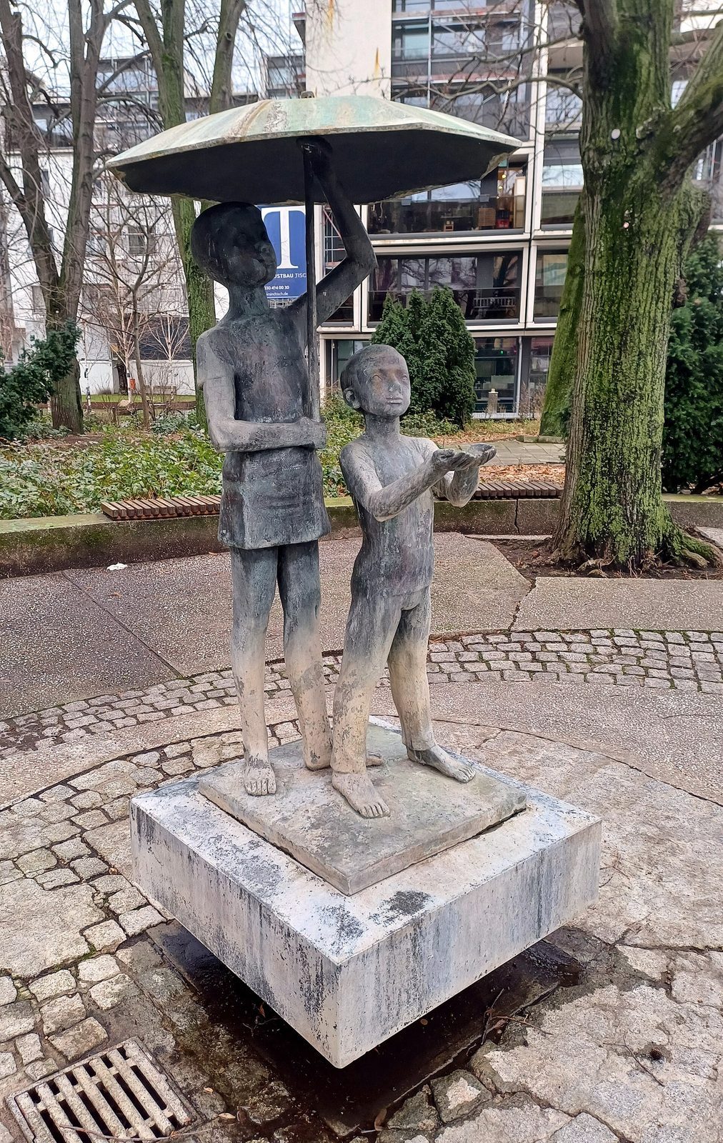 Bronseskulpturen «Kinder unterm Regenschirm» i Danziger Strasse, to barn under en paraply