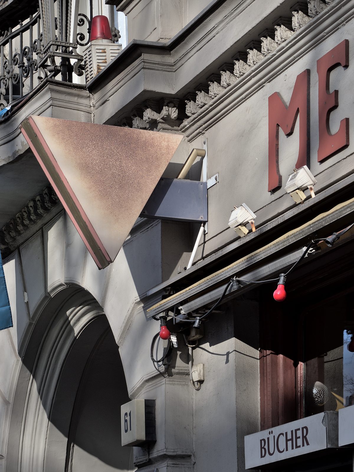 Den rosa trekanten som minnetegn på husveggen i Mehringdamm i Kreuzberg