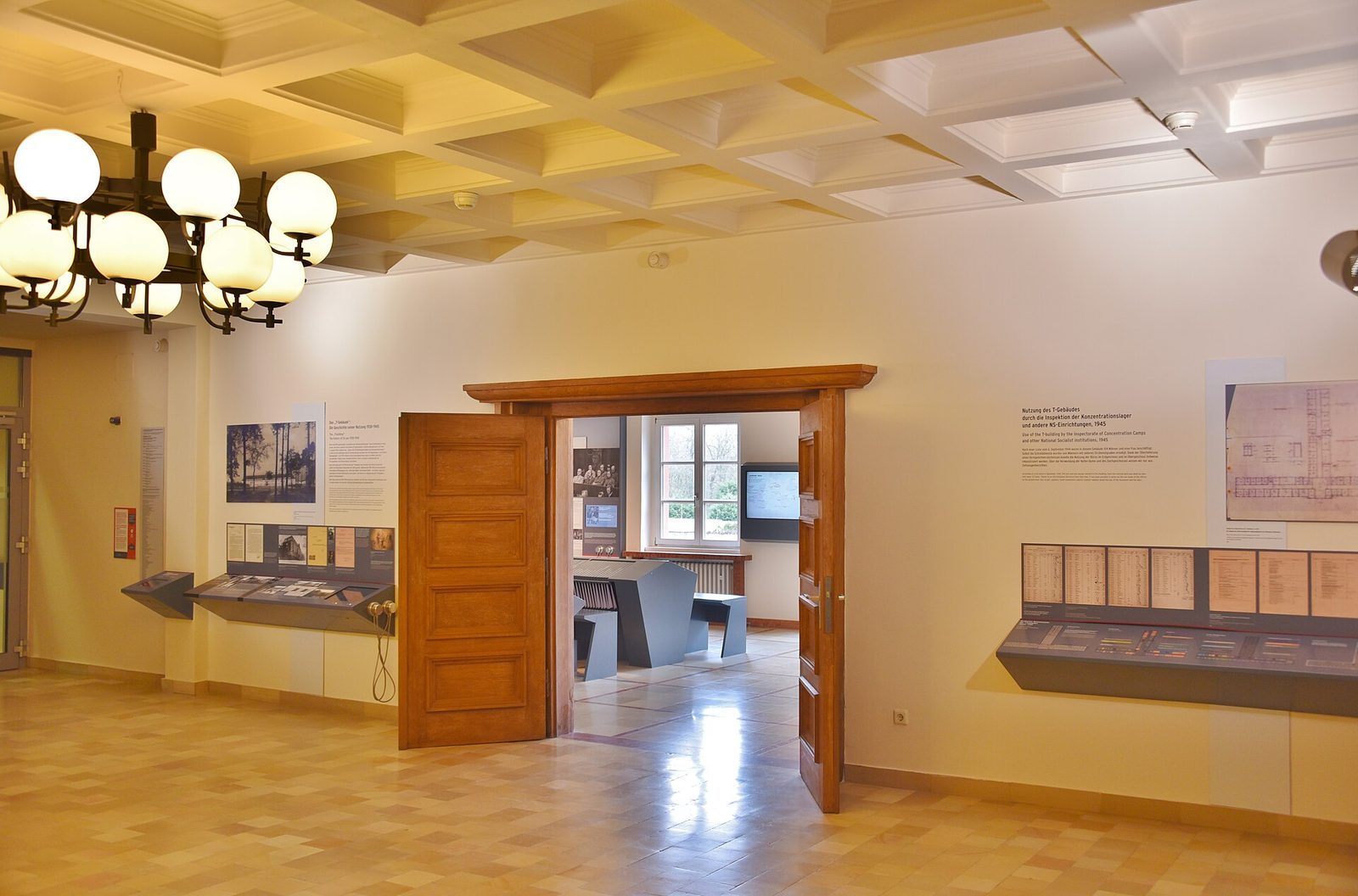 Utstillingsrom i minnestedet Sachsenhausen med dokumenttavler langs veggene