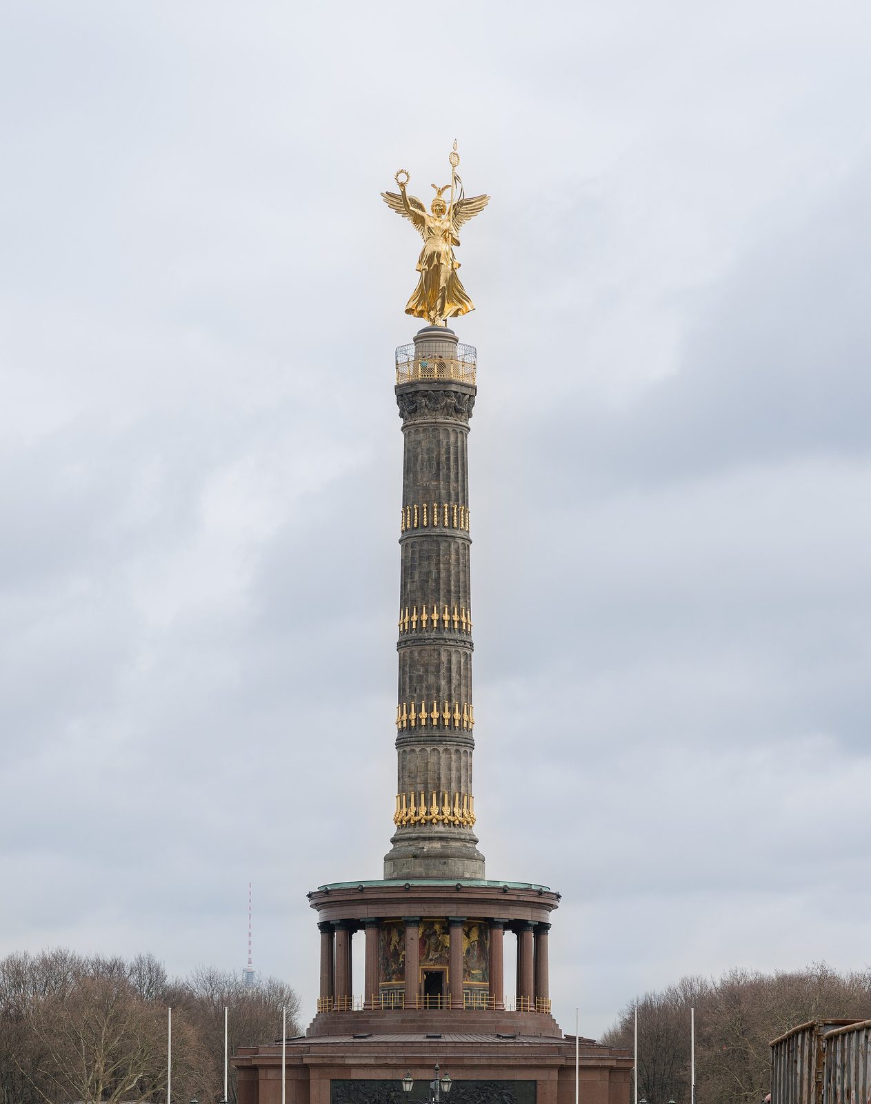 Siegessäule i full høyde med de forgylte kanonløpene i søyleskaftet