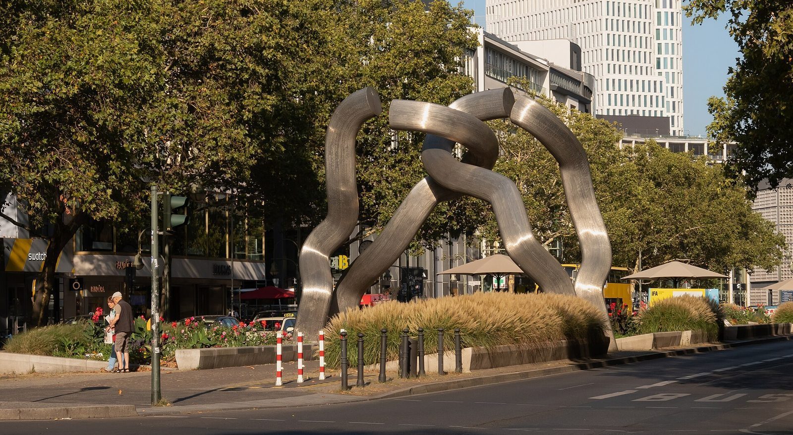 Den store stålskulpturen «Berlin» av Matschinsky-Denninghoff, to kjedeledd-rør som strekker seg mot hverandre på Tauentzienstraße