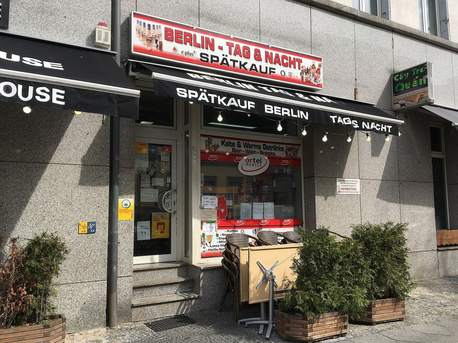 Spätkauf-kiosk i Berlin med reklame for drikke, snacks og tobakk