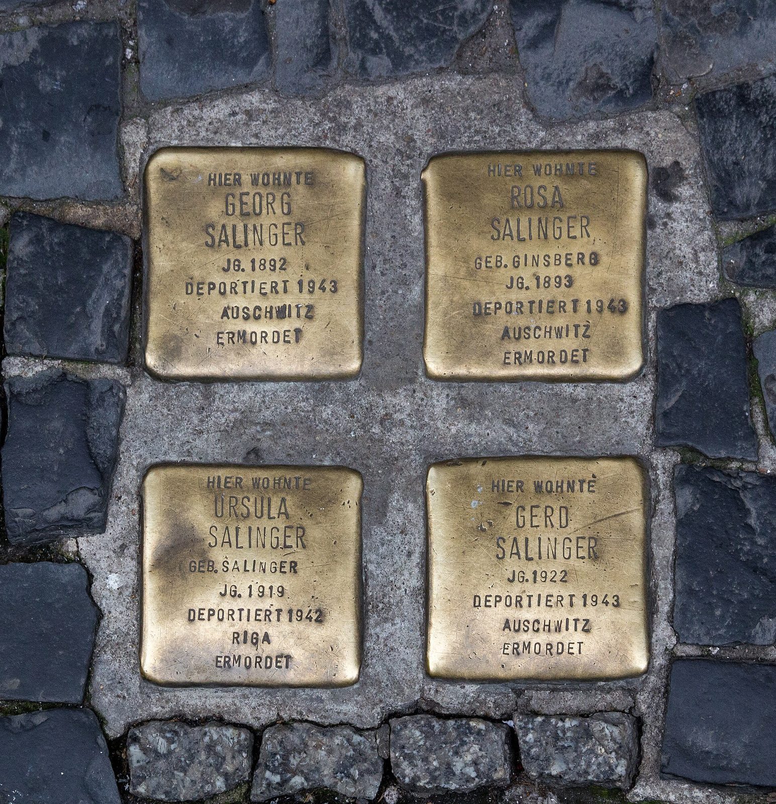 Snublesteiner (Stolpersteine) i brosteinen til minne om en jodisk familie deportert til Auschwitz i 1943