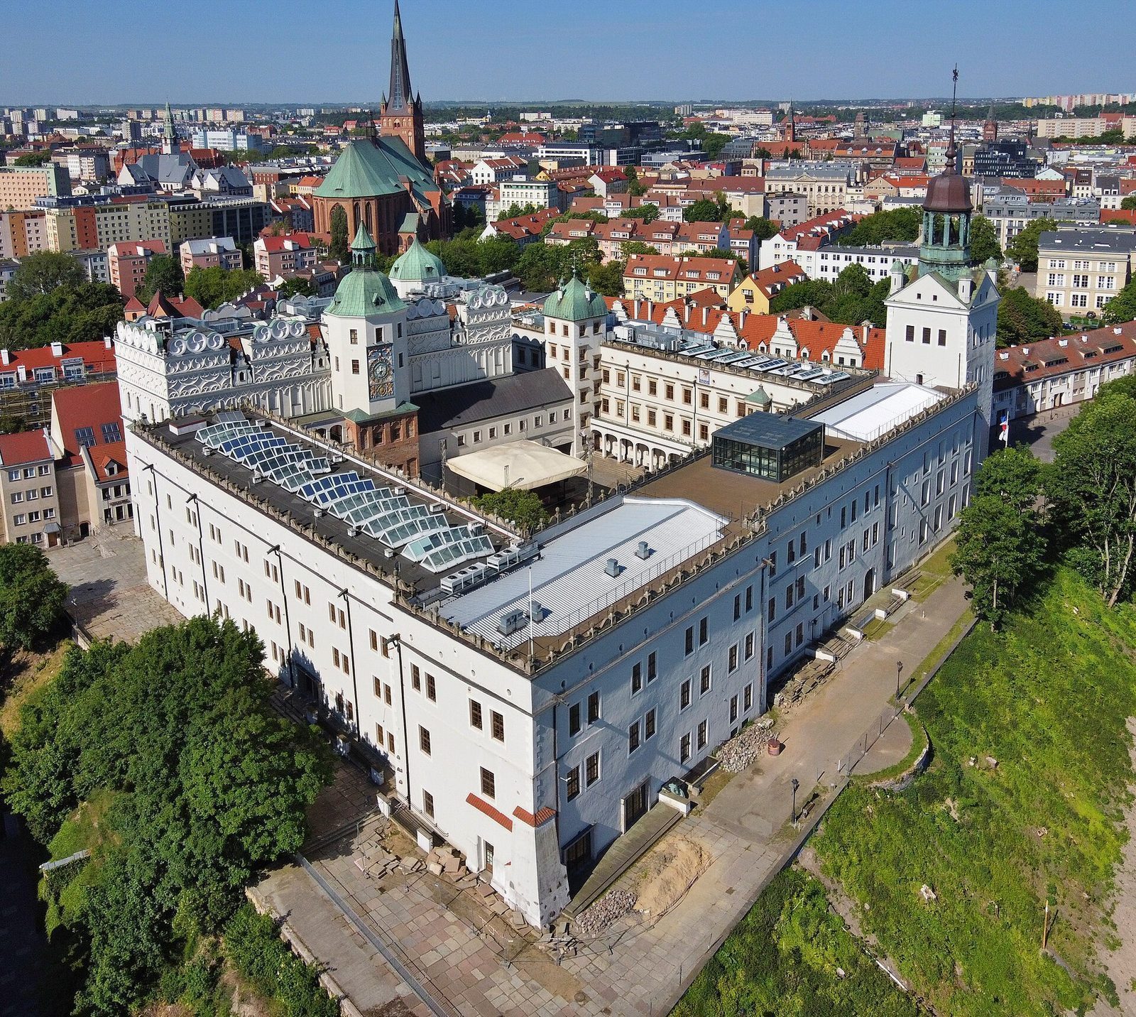 De pommerske hertugenes slott i Szczecin sett ovenfra, med den grønne renessansefasaden