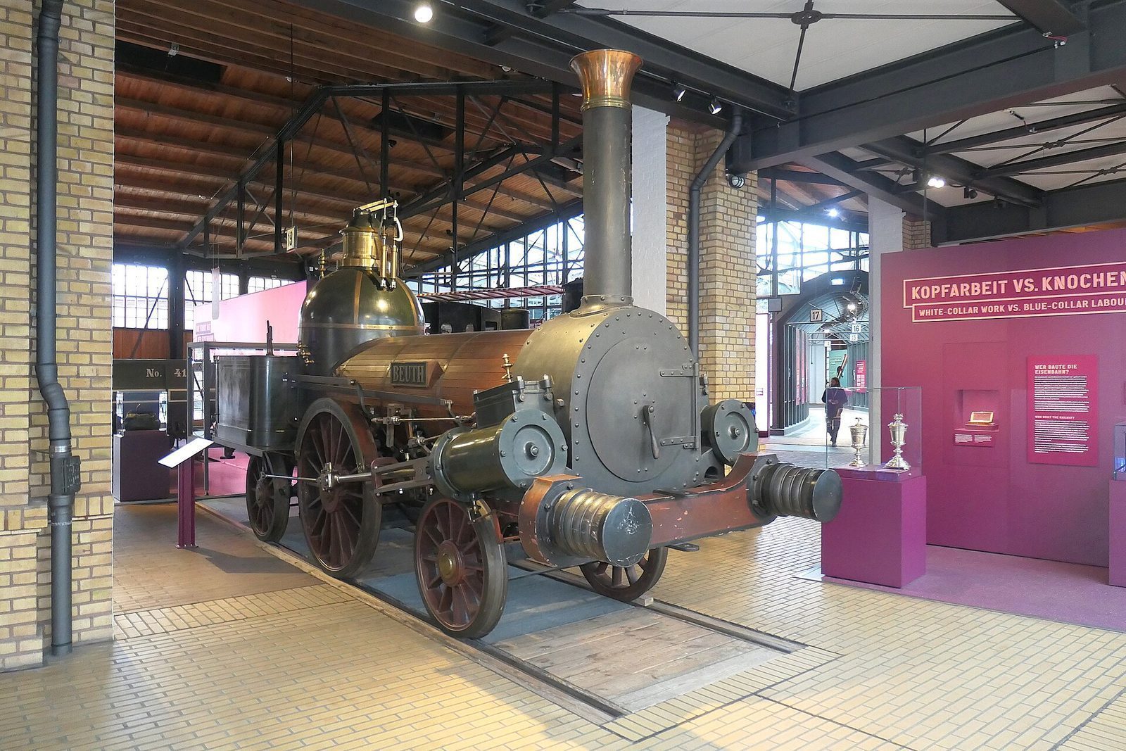 Det historiske damplokomotivet «Beuth» i messing og kobber i jernbanehallen på Technikmuseum