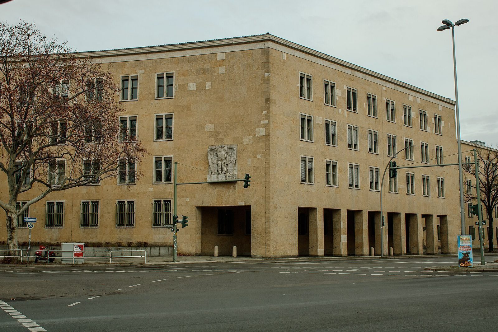Terminalbygget på gamle Flughafen Tempelhof med ørnerelieffet på hjørnet