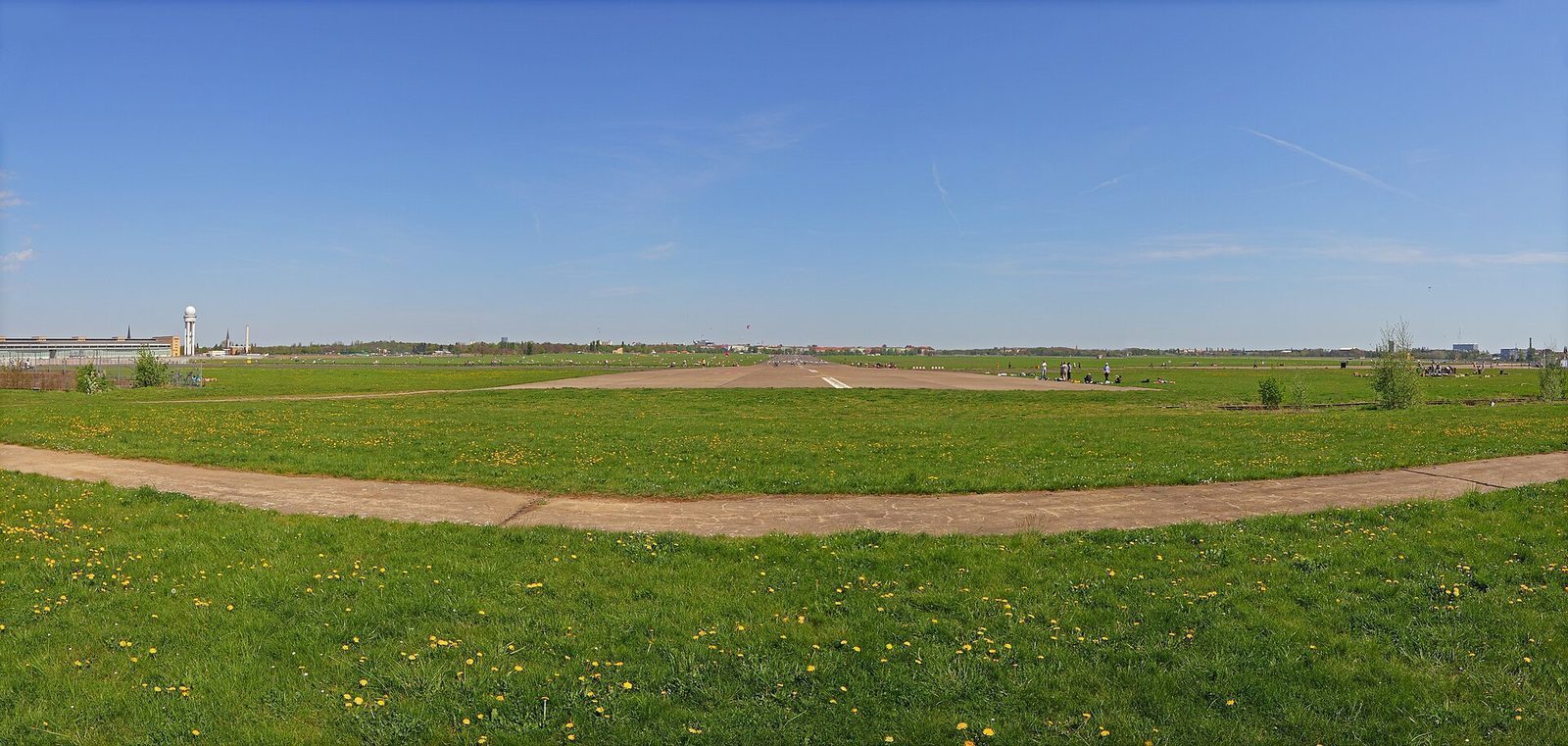 Den åpne gressletta og rullebanen på Tempelhofer Feld, den tidligere flyplassen, en vårdag