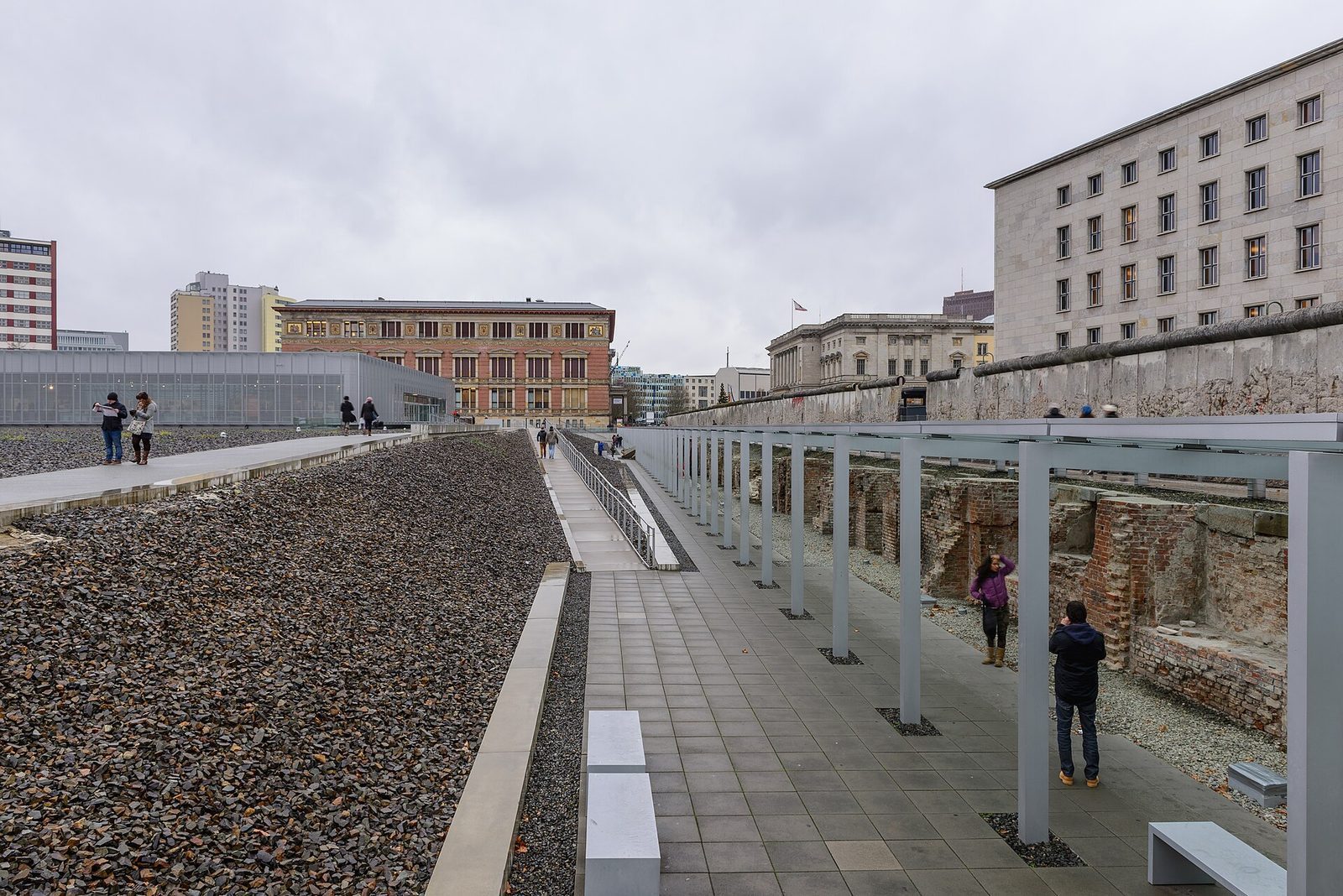 Utgravingen langs murstrekningen i Niederkirchnerstrasse, med kjellerrestene etter Gestapo-hovedkvarteret