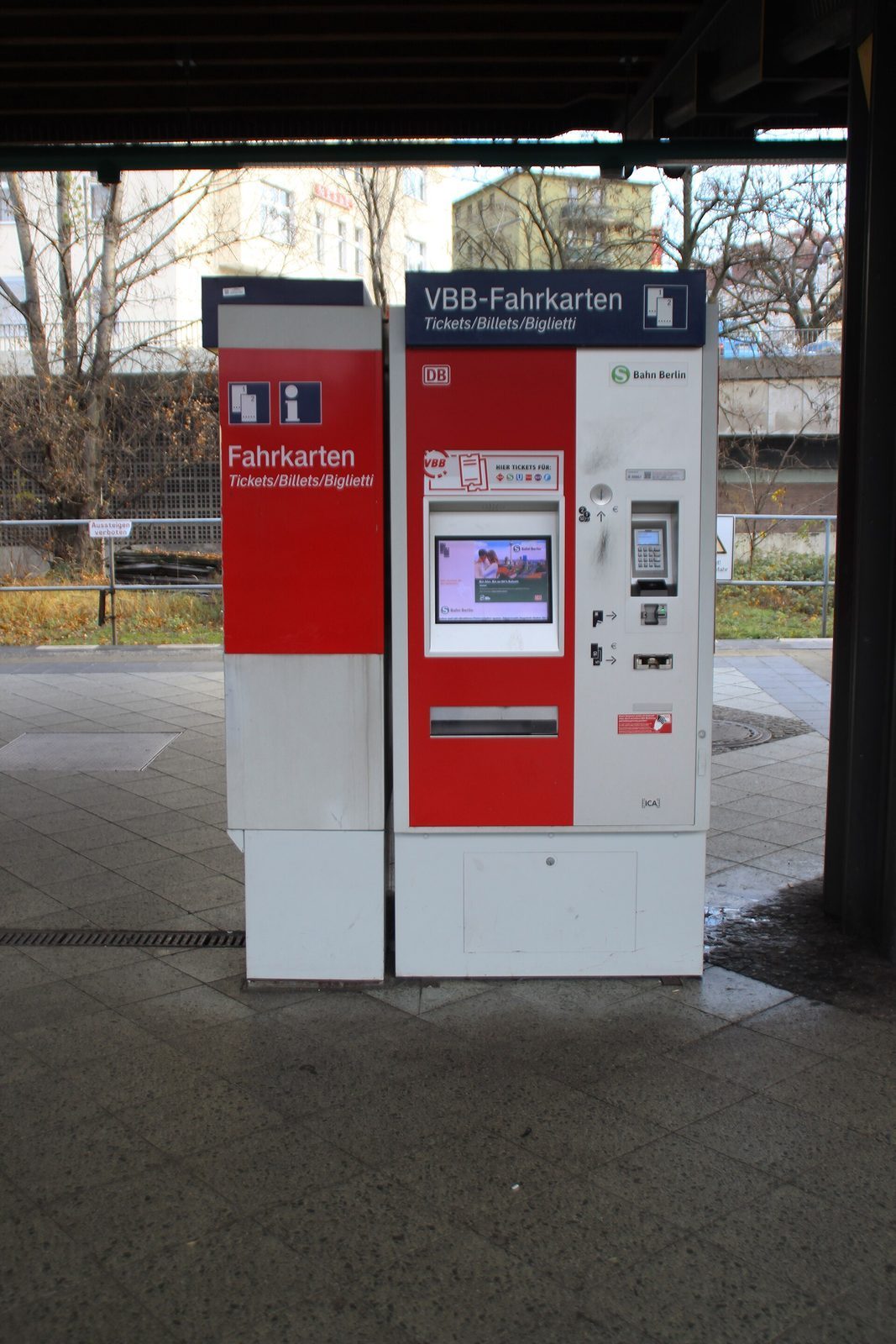 Rod VBB-billettautomat pa en perrong, merket Fahrkarten pa tysk, engelsk, fransk og italiensk