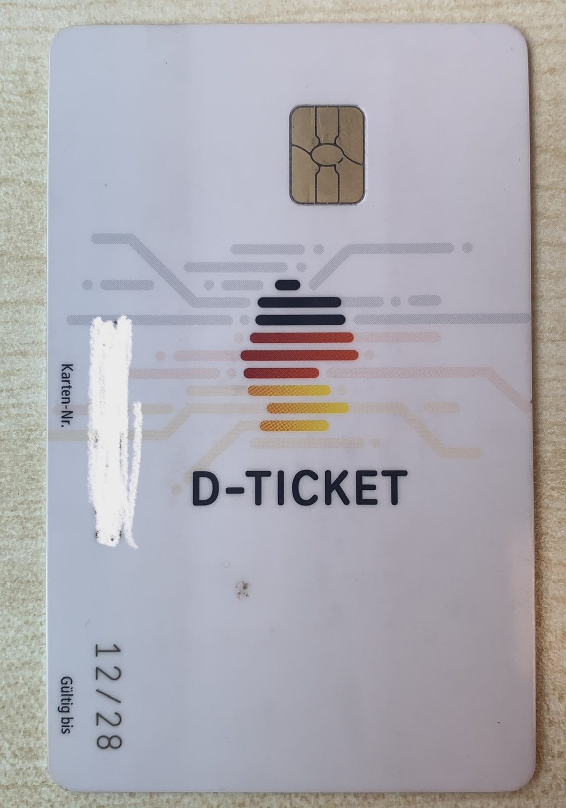 Deutschlandticket som plastkort med chip, holdt opp mot en lys bakgrunn