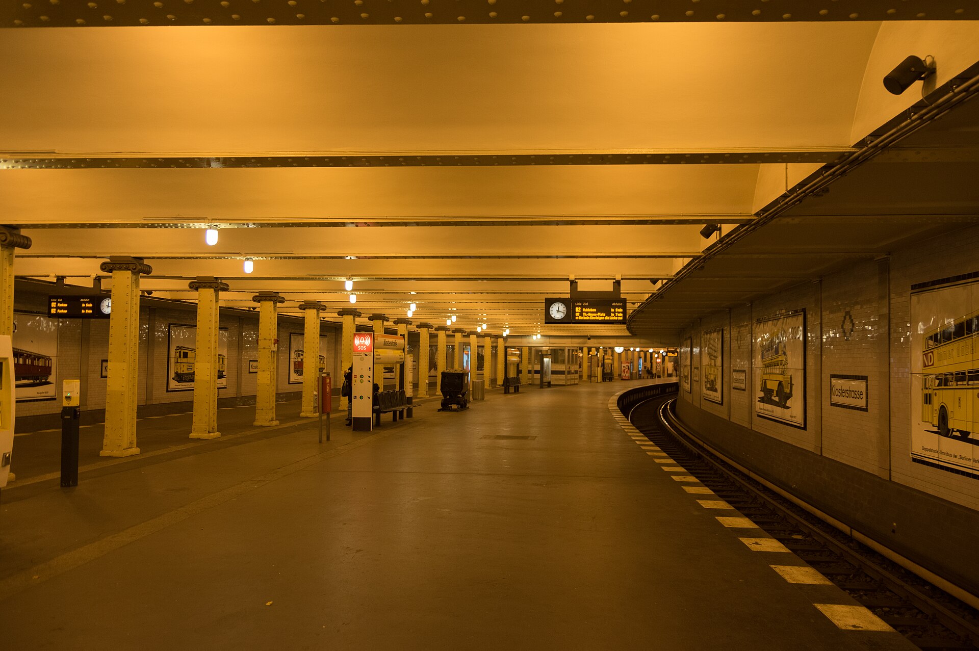 Perrongen på U-Bahnhof Klosterstraße med de karakteristiske gule veggflisene