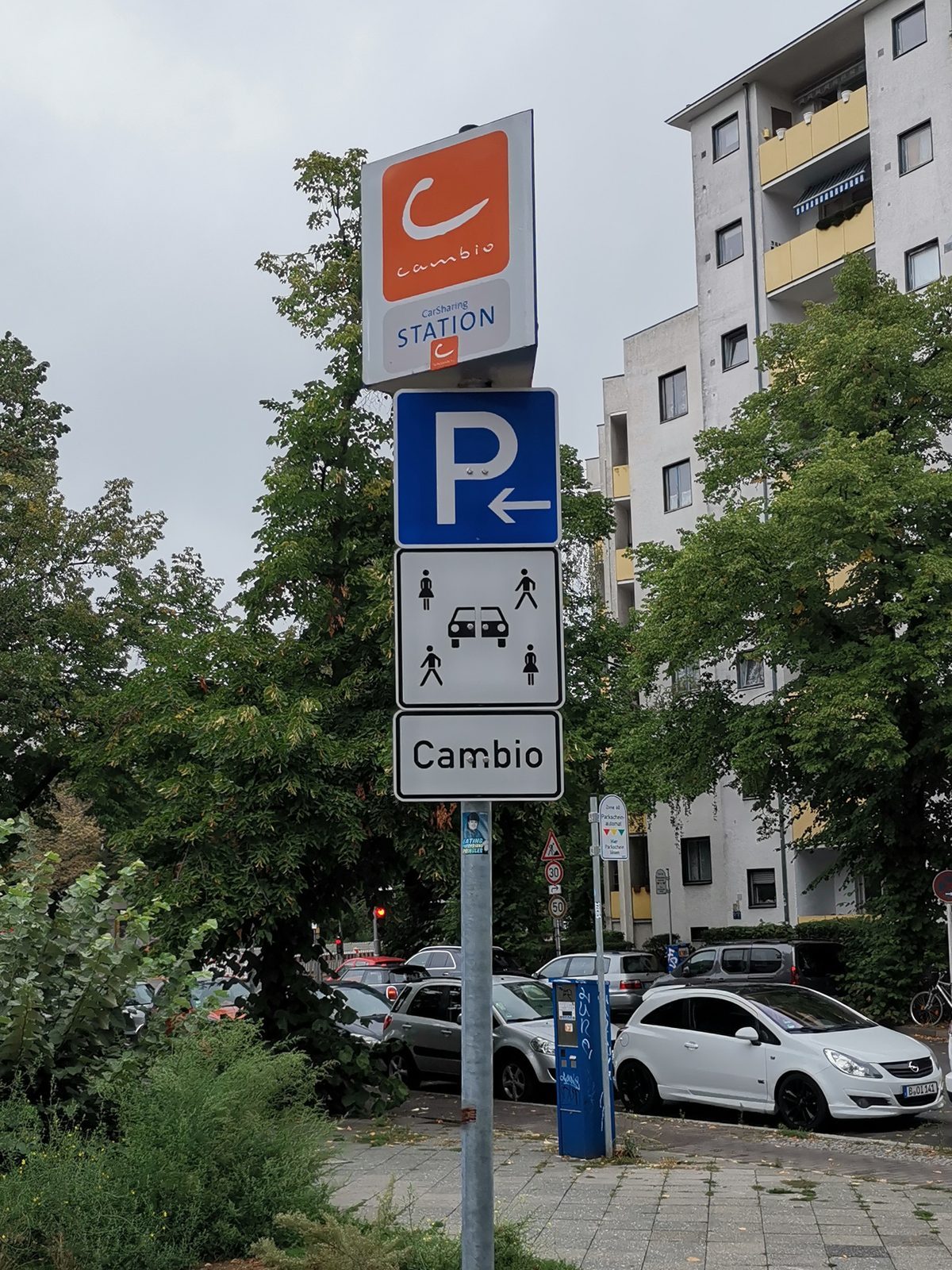 Skiltet oppstillingsplass for bildelingsbiler i Yorckstrasse i Kreuzberg