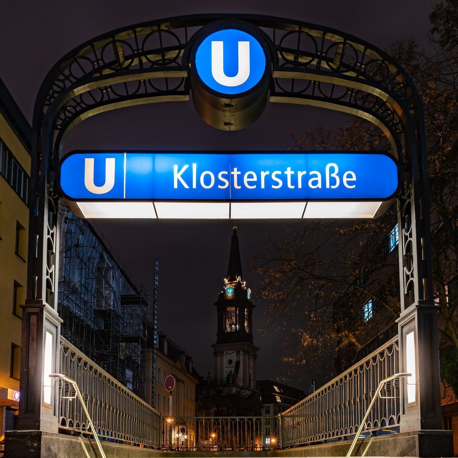 Den opplyste jugendportalen med blatt U-skilt ved U-Bahnhof Klosterstrasse om natten