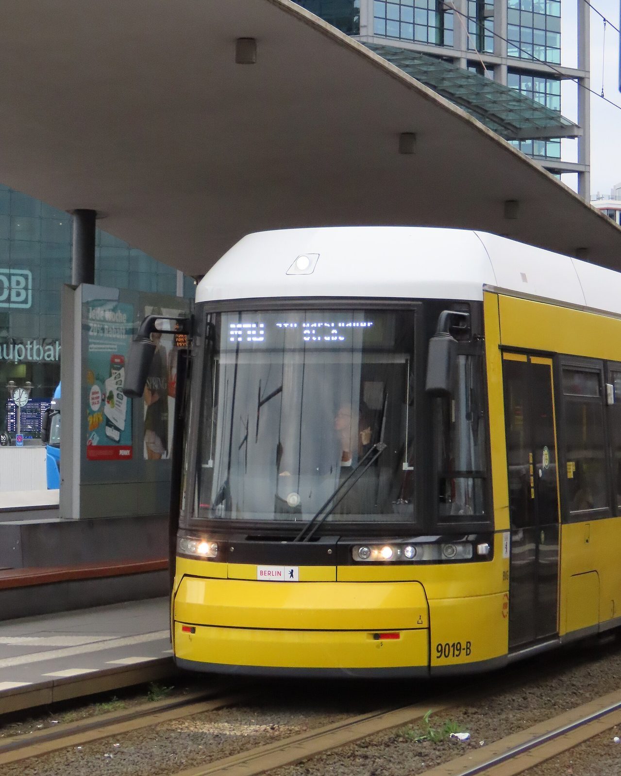 Gul BVG-trikk med tysk destinasjonsskilt utenfor Hauptbahnhof