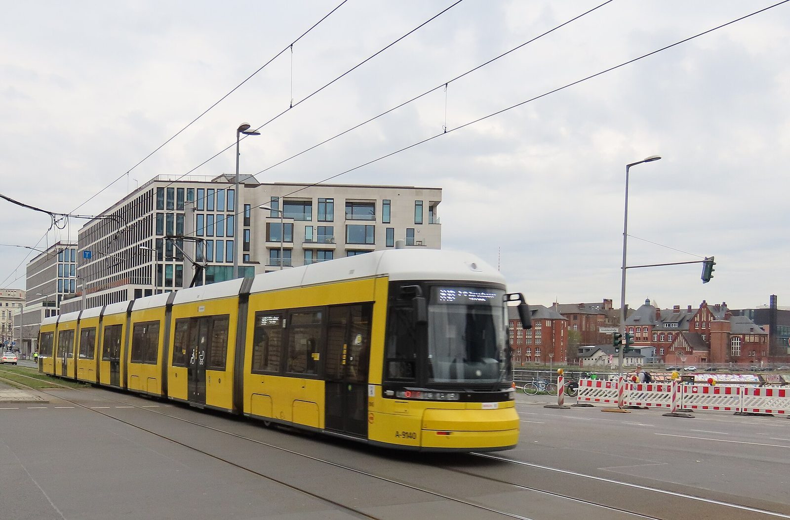 Trikk på skinnegangen utenfor Berlin Hauptbahnhof