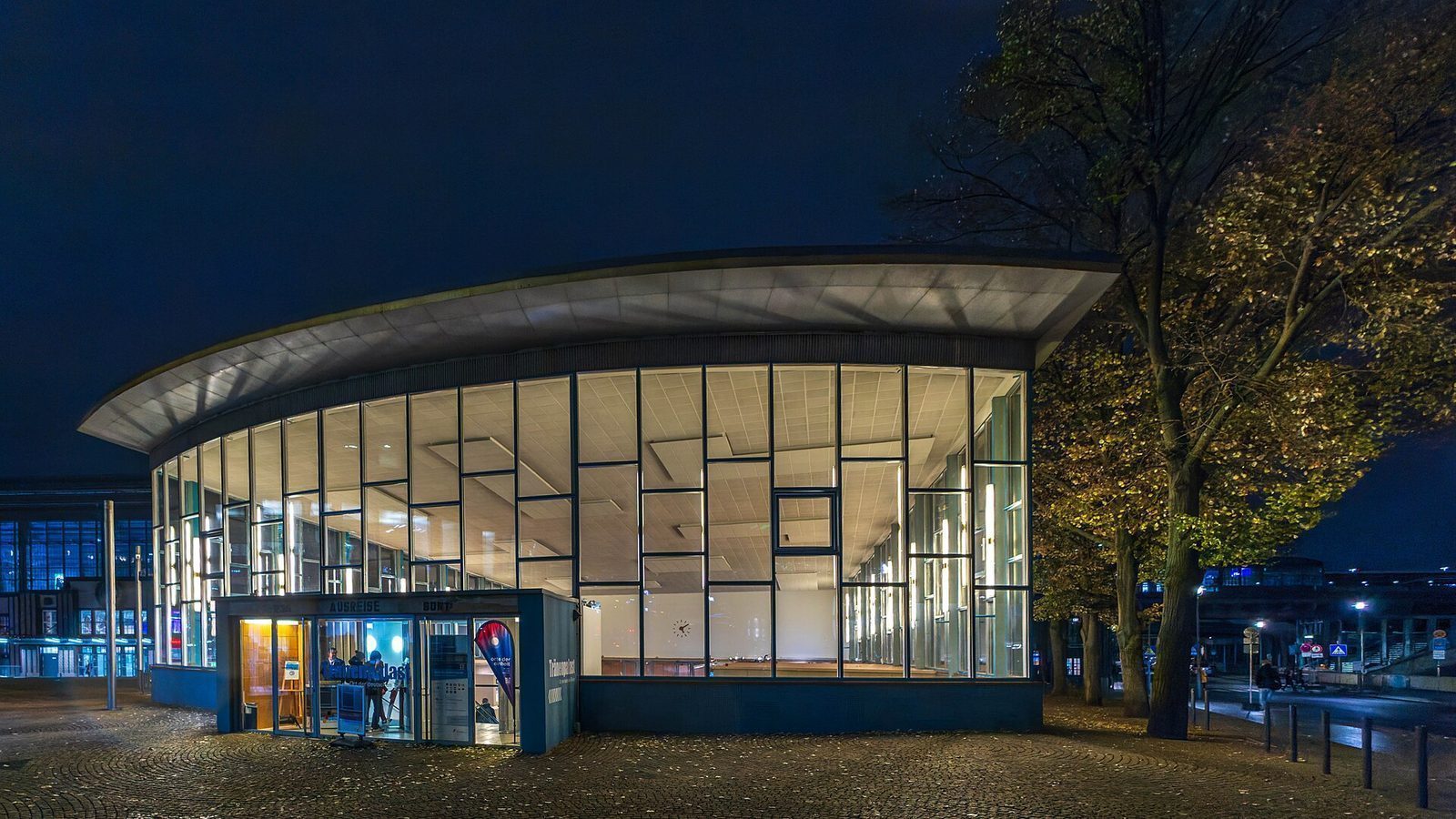 Museumsinteriør i Tränenpalast med skiltene AUSREISE, FERNZÜGE, S-BAHN og U-BAHN