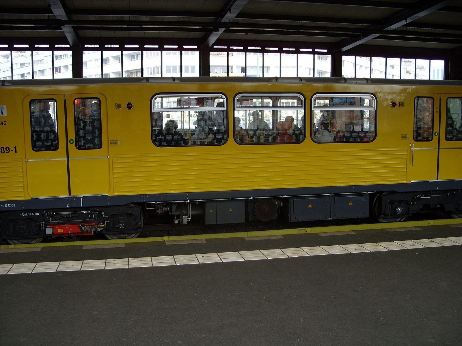 Gul U-banevogn ved perrongen på Nollendorfplatz