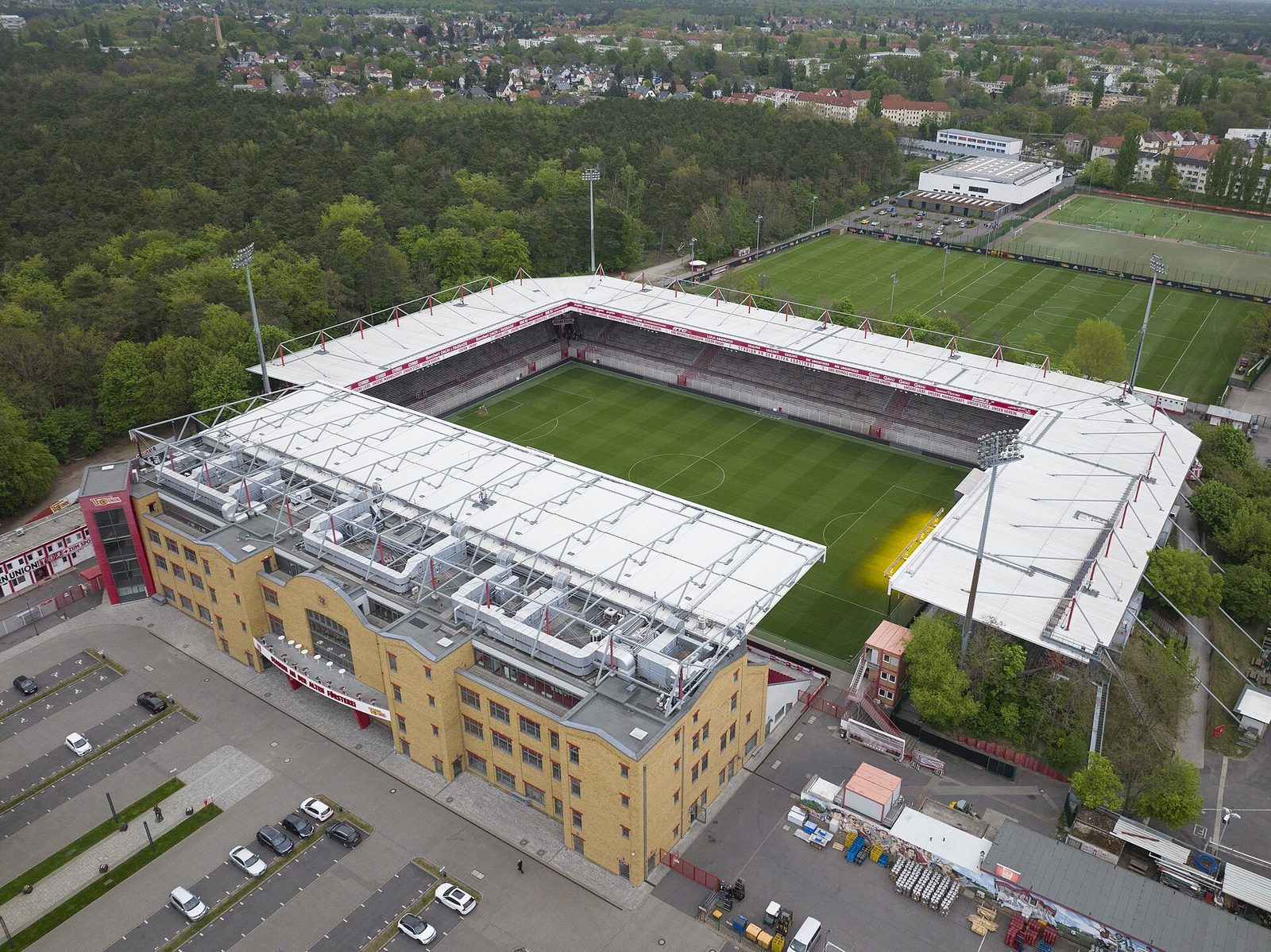 Stadion An der Alten Forsterei, hjemmebanen til Union Berlin, omgitt av skog sett ovenfra
