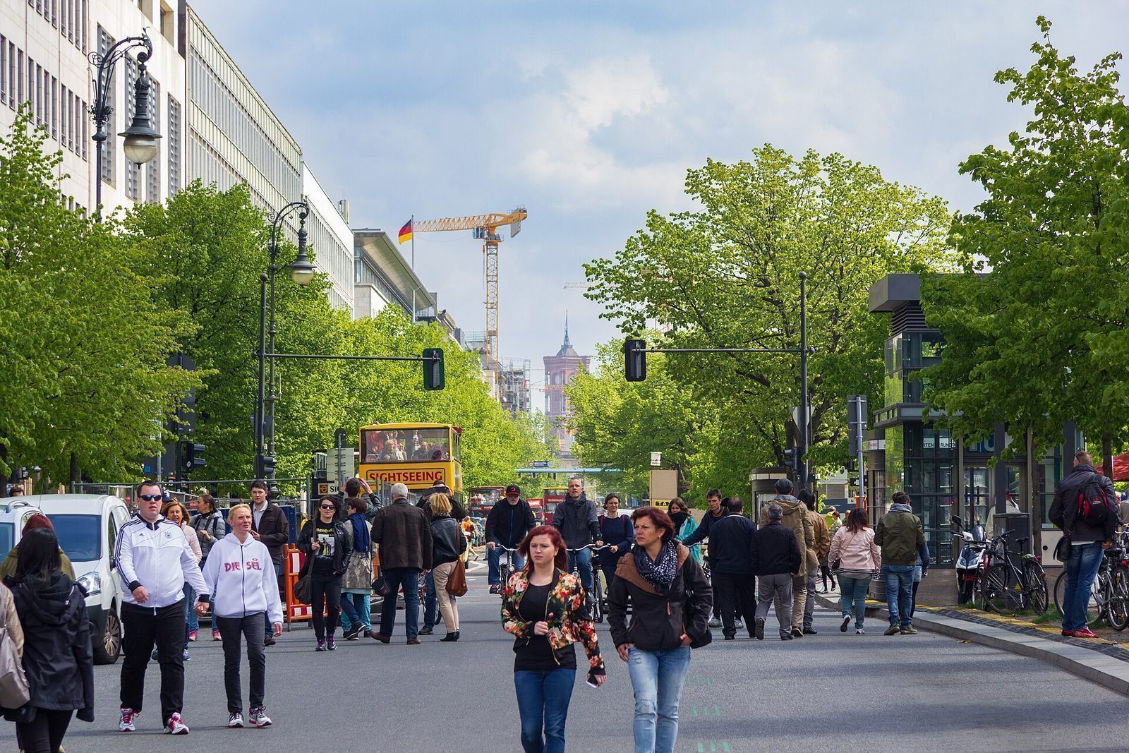 Unter den Linden med brede fortau og butikkfasader på begge sider