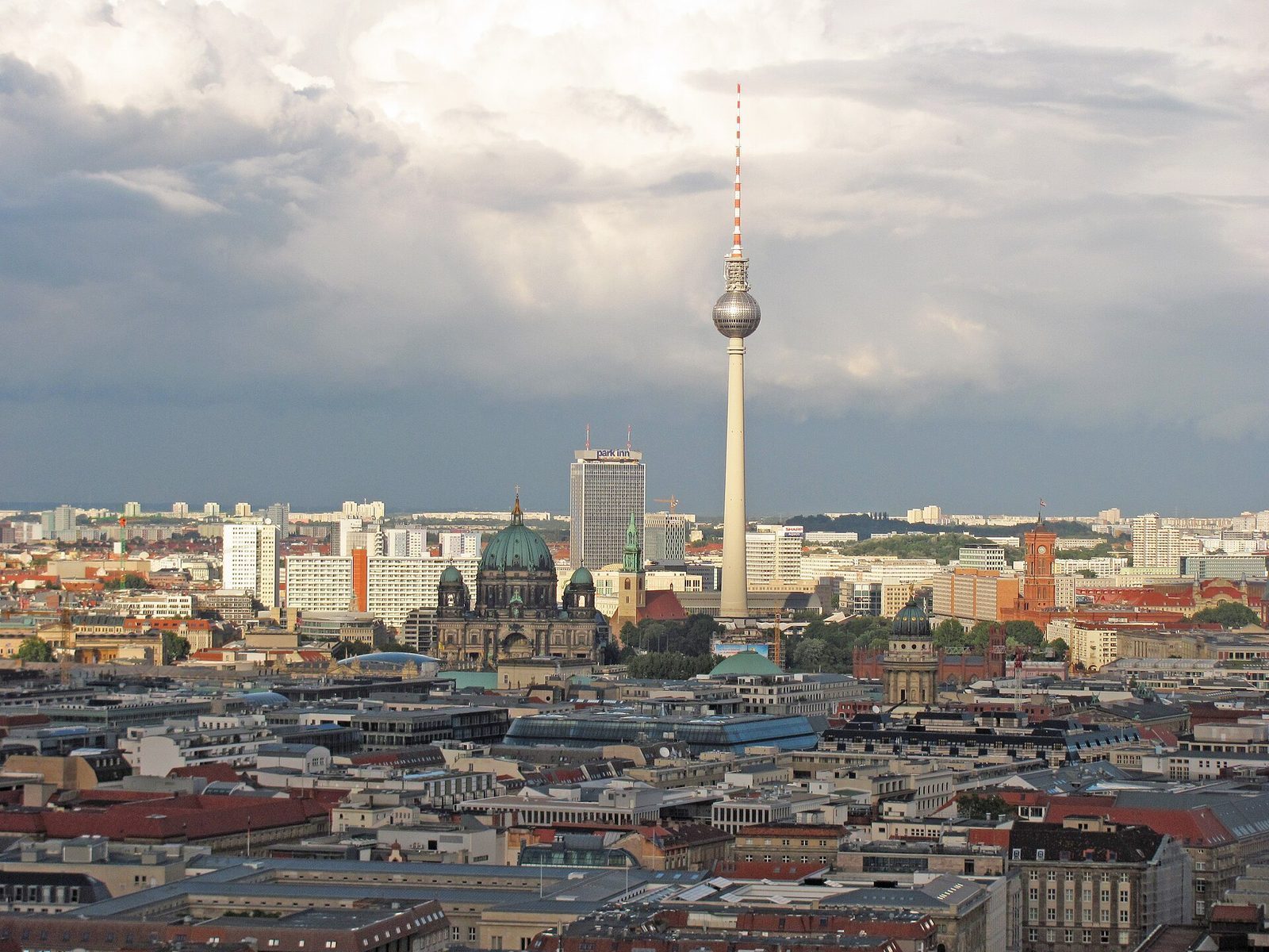 Utsikt over Berlins tak fra Panoramapunkt med dramatisk skydekke over byen